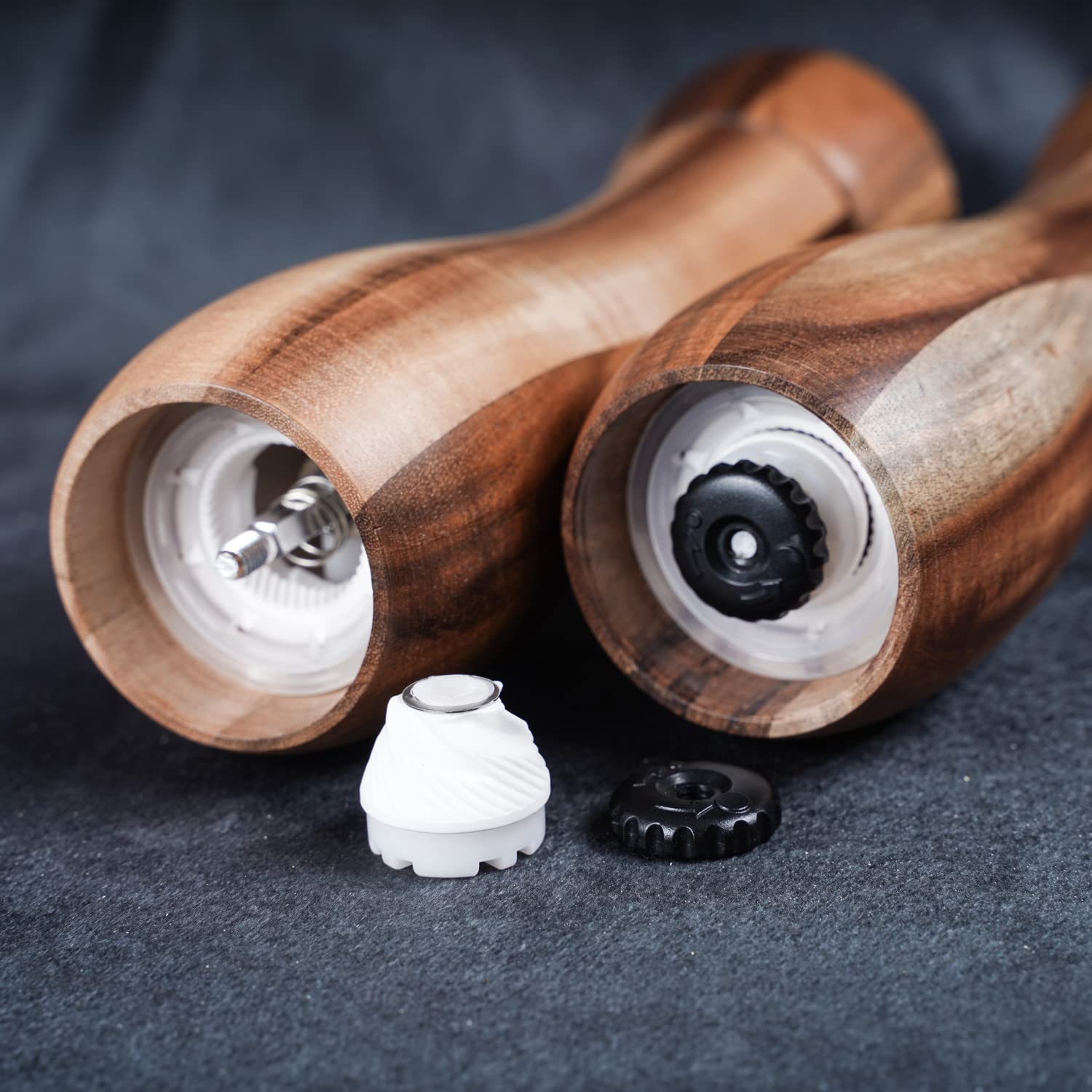 Zestaw młynków do soli i pieprzu DeroTeno wraz z podstawką. Dwa młynki do soli i pieprzu z ceramicznym mechanizmem mielenia. Drewno akacjowe, wysokość 20,5 cm, średnica 6 cm.