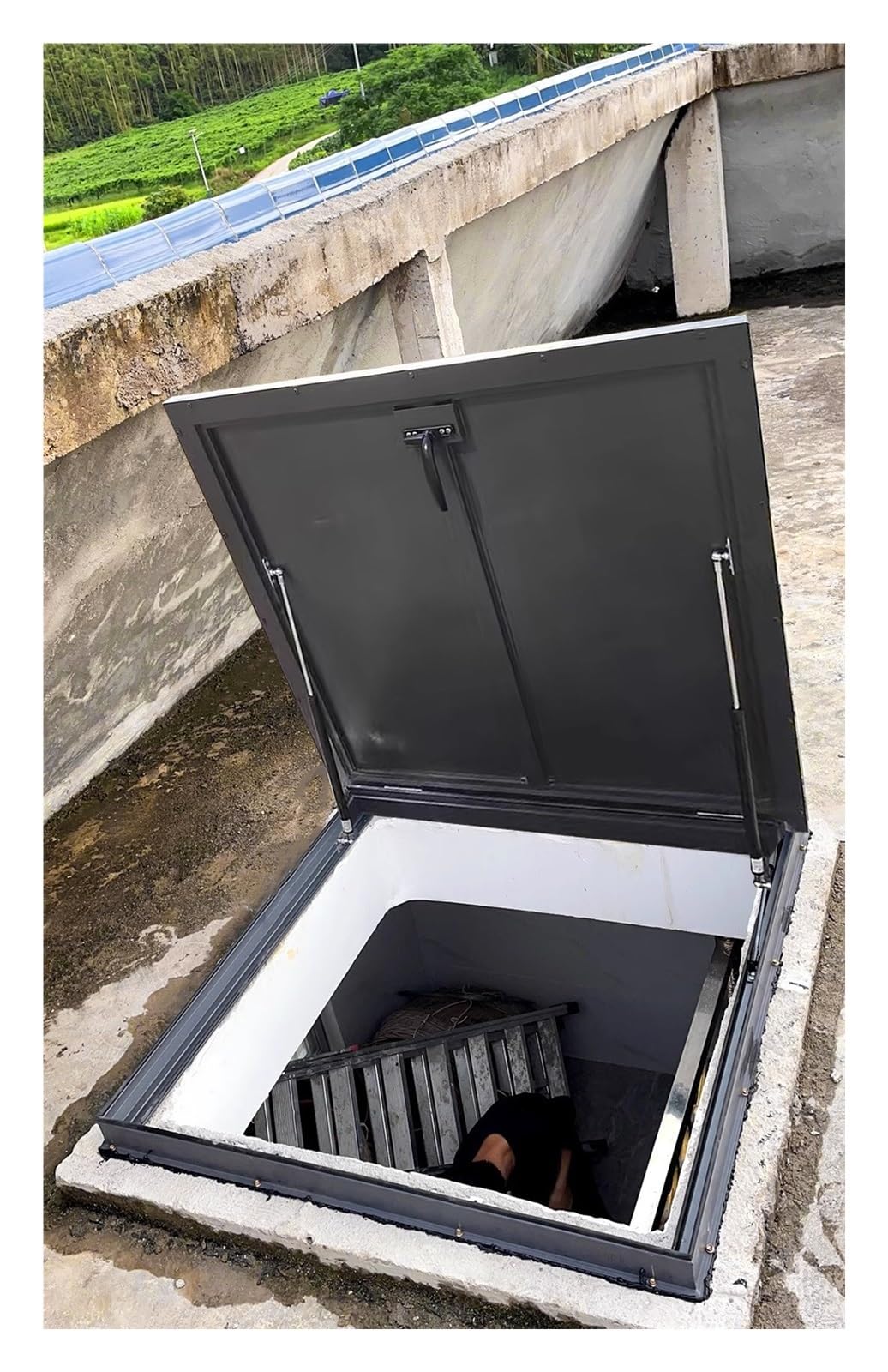 Zamykane drzwi włazowe z płaskim dachem - osłona przeciwdeszczowa do piwnicy, szkoły, patio i tras ewakuacyjnych - pokrywa świetlika w rozmiarach 50-86 cm (710 x 640 mm)