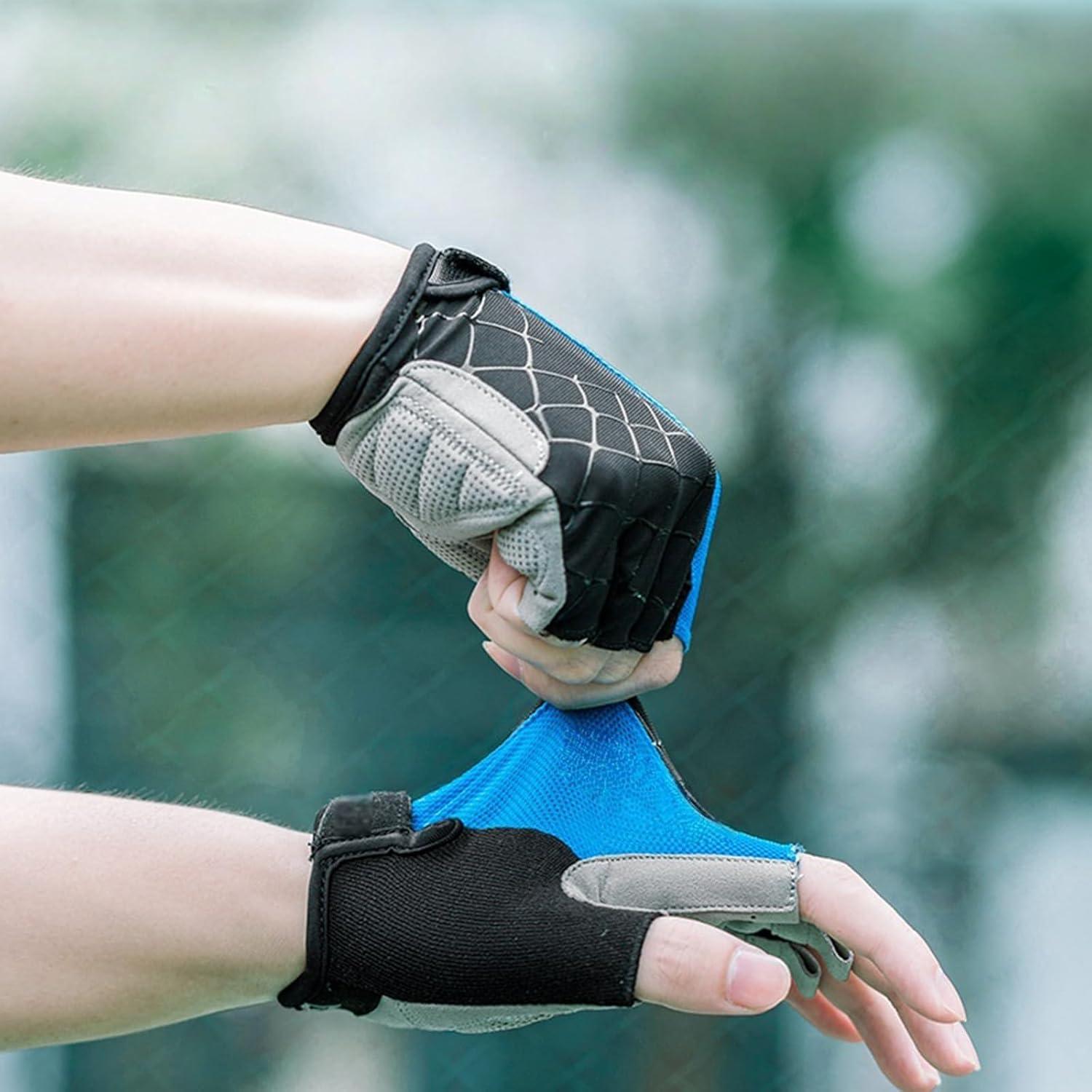 Qsvbeeqj 1.通気性のある滑り止めサイクリンググローブ、指先と衝撃吸収手のひら付き、ロード/マウンテンバイク用、調節可能な手