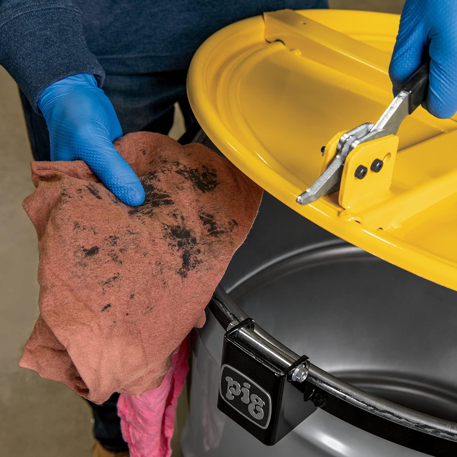 New Pig Latching Drum Lid | For 55 Gal Steel Drums | One-Hand Latch | Bolt-Ring | Locking Lid | Yellow | DRM659-YW: Drum And Pail Lids: Industrial & Scientific