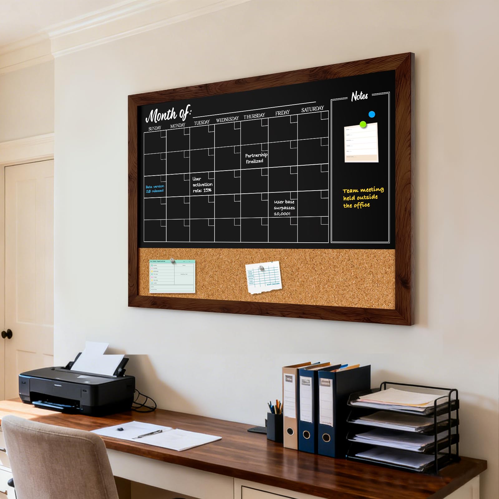 Dollar Boss Pizarra con calendario de corcho, pizarra magnética de 24 x 18 pulgadas para pared, marco de madera rústico, calendario mensual, planificación, menú, tablero, para oficina, hogar, escuela,
