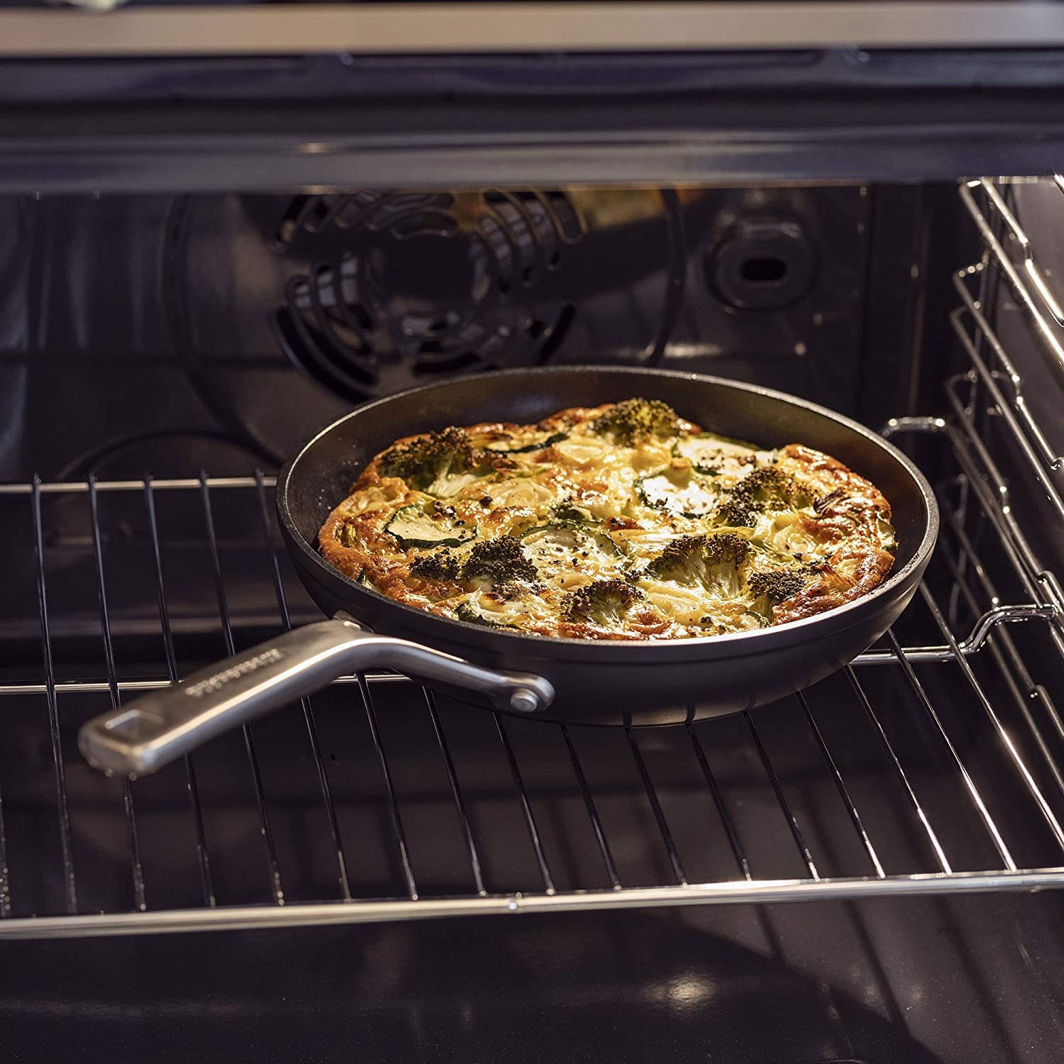 KitchenAid Forged Hardened Aluminium Padella Wok Antiaderente in Alluminio Forgiato Indurito, Adatto a Tutti i Tipi di Fornelli, Induzione, Forno e Lavastoviglie, 30 cm/5 litri, Nero