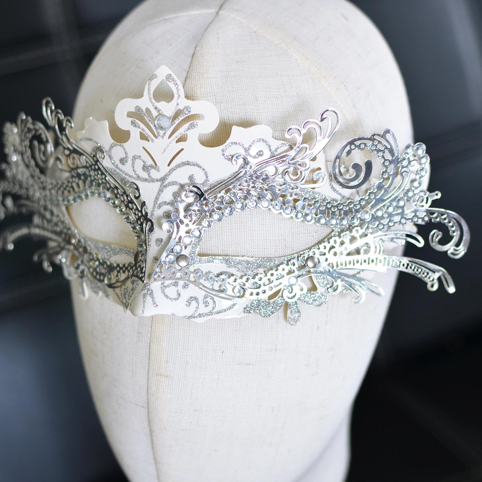 MYSEUNI Maschere in maschera per coppie, maschera veneziana in filigrana di metallo lucido con strass e maschera veneziana da uomo per martedì grasso
