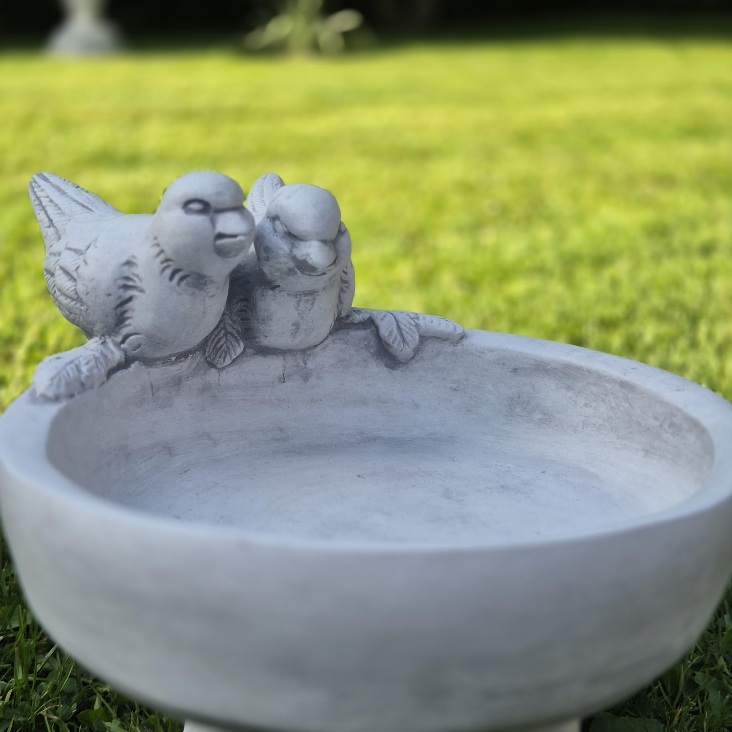 FABRIQ Abreuvoir 36 cm – 7 kg en pierre coulée – Abreuvoir classique pour oiseaux avec motif d'oiseau – Résistant aux intempéries et au gel – Décoration de jardin
