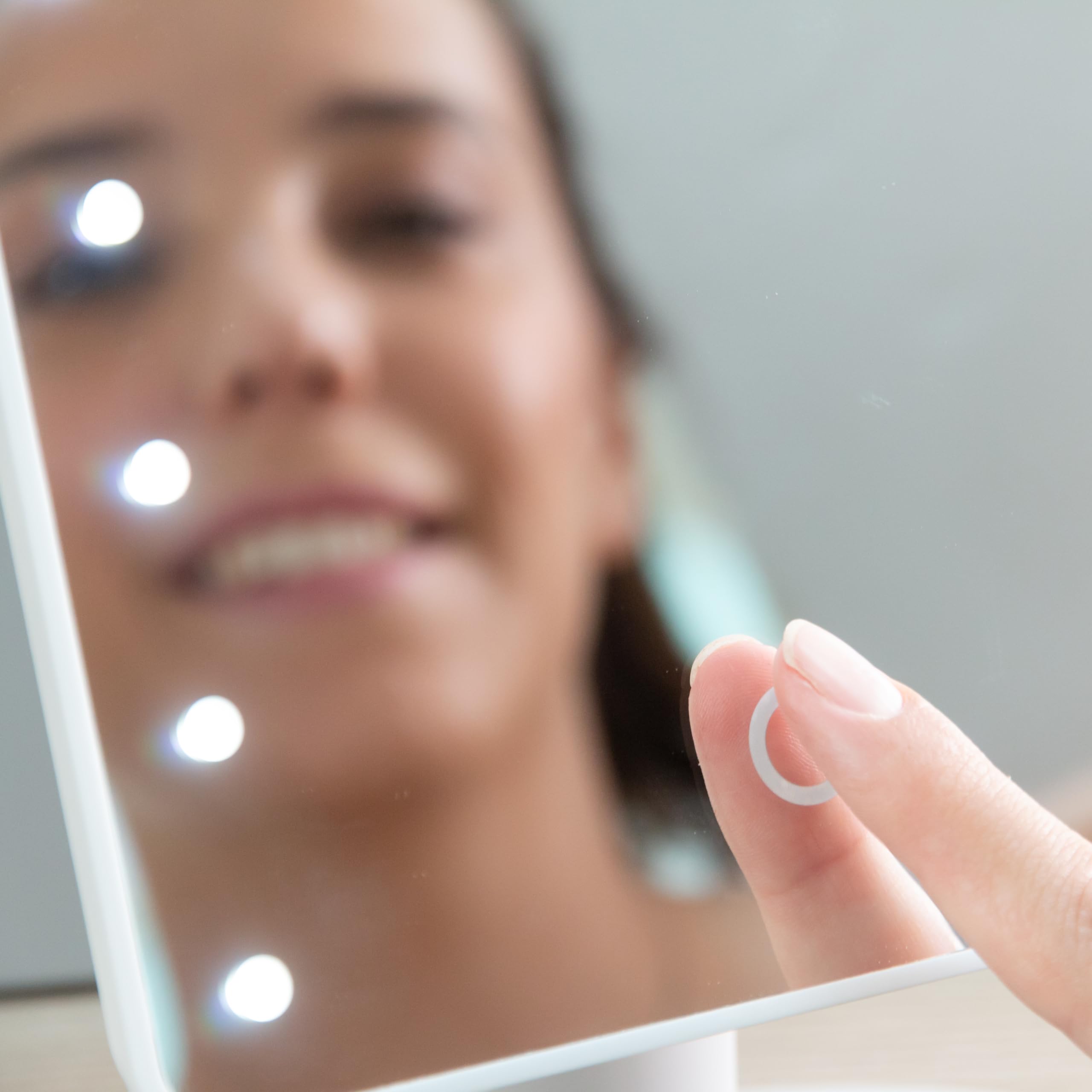 InnovaGoods® Specchio da tavolo con luci LED tattili Perflex, illumina il tuo viso e valorizza il tuo trucco, con funzione di specchio LED, touch e design elegante, ideale per il bagno e la toeletta.