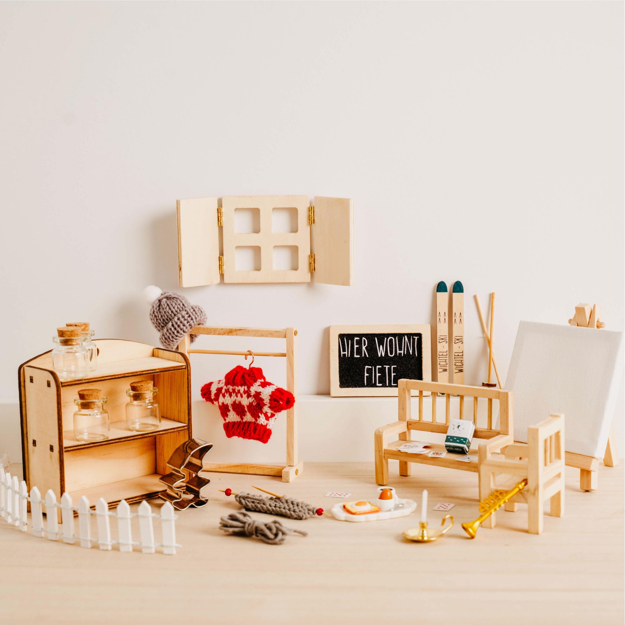 Wichtel Zubehör Set für Jede Wichteltür | Rundum-sorglos-Paket Nr. 2 für 4-6 Jährige | Wichtel Countdown Kalender, Wichtelhandbuch, Streiche & Zubehör - Perfekte Wichteltür Ergänzung