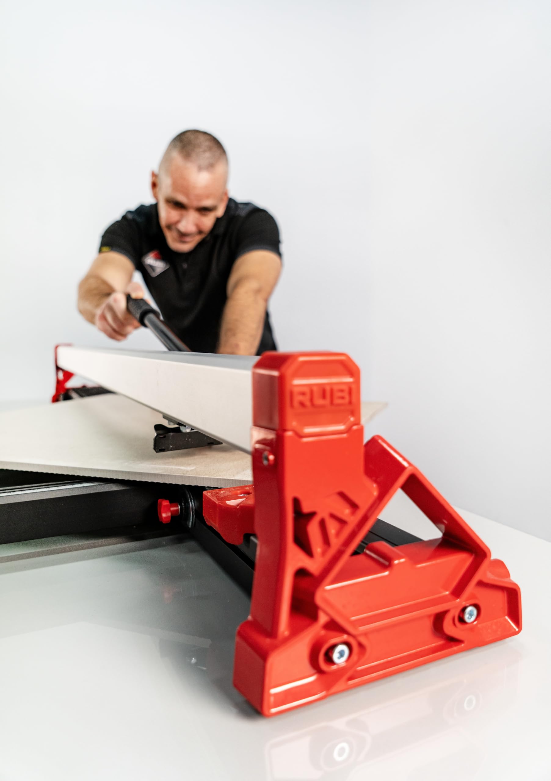 RUBI RWK Manueller Fliesenschneider, 1200 mm, hohe Sichtbarkeit, asymmetrische Führung, 22 mm extremes Ritzrad und professionelle Tragetasche im Lieferumfang enthalten