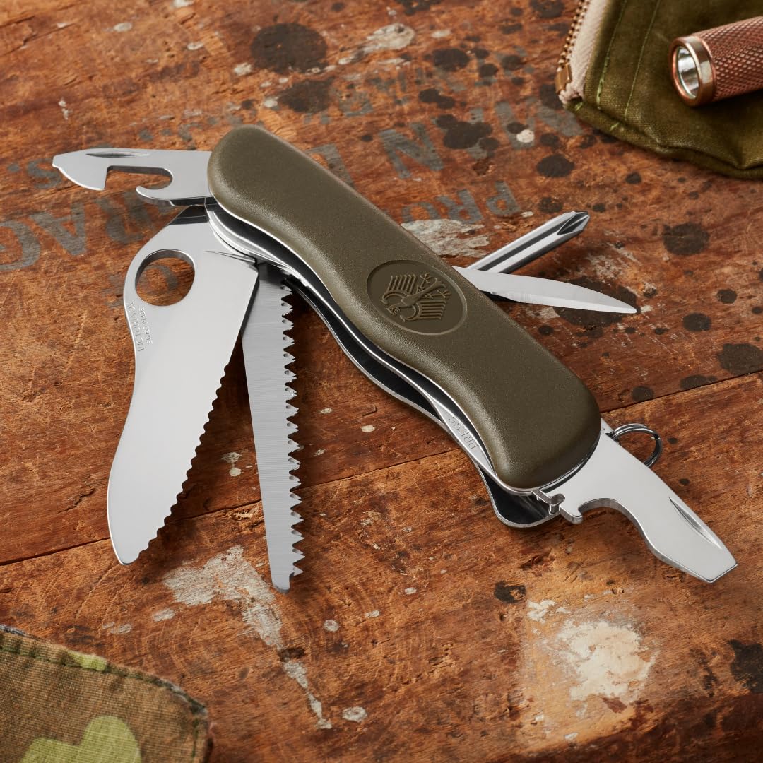 Victorinox Schweizer Taschenmesser Trailfinder, Soldatenmesser, 10 Funktionen, Multitool mit Einhandklinge, Dosenöffner, Schraubendreher, Grün