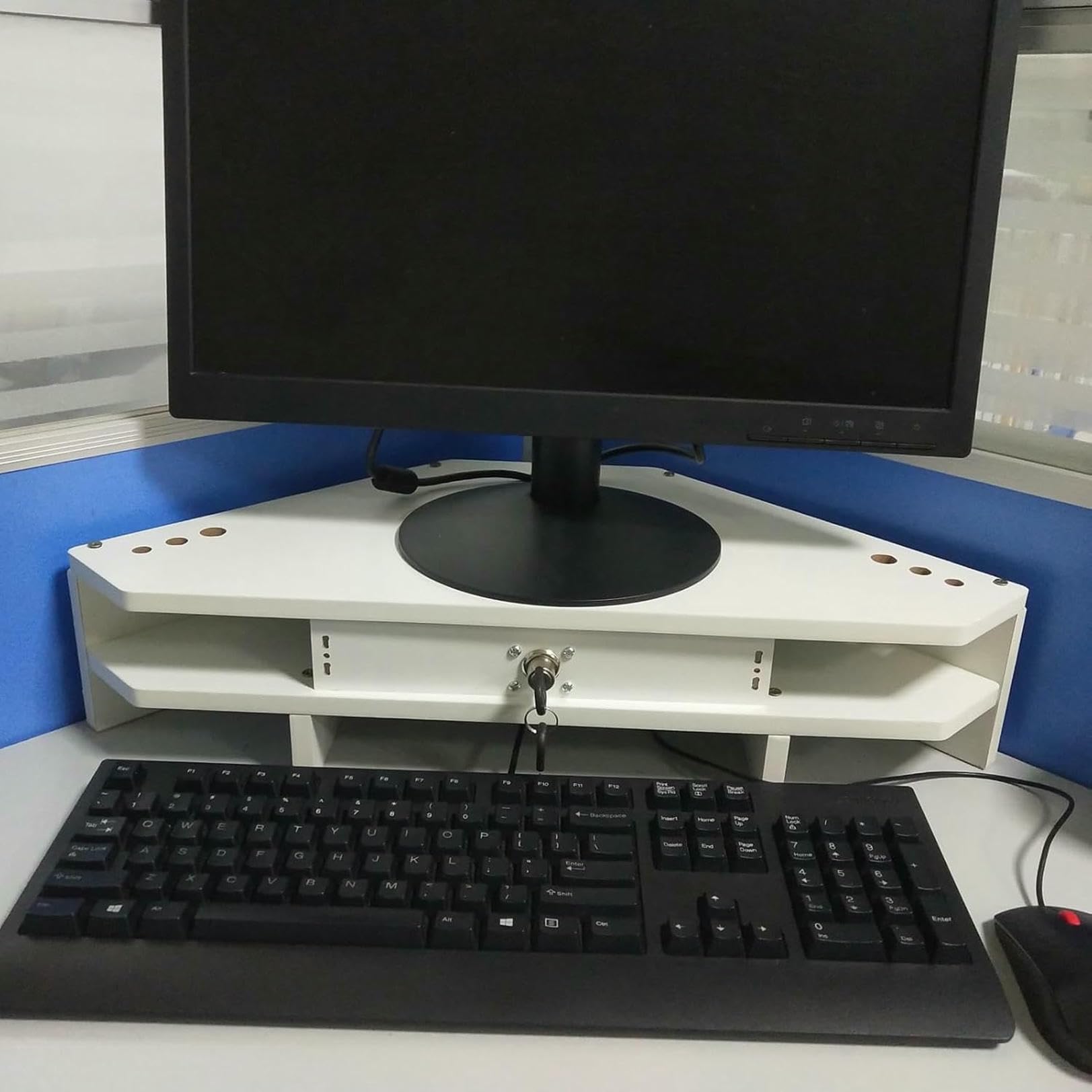 Support d'angle universel pour PC portable afin de libérer l'espace du bureau