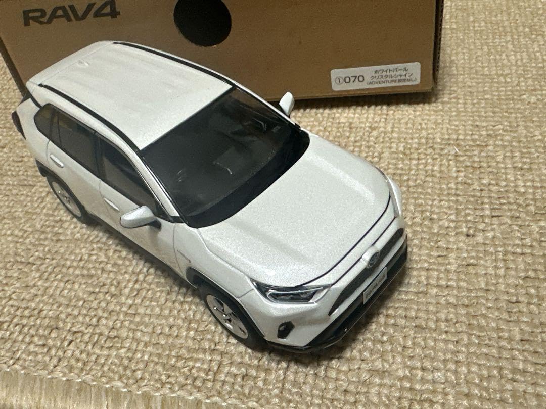 トヨタ RAV4 カラーサンプル ミニカー ホワイトパール 1/30 Amazon | 1/30 トヨタ 新型RAV4 PHV ラブフォーPHV 非売品