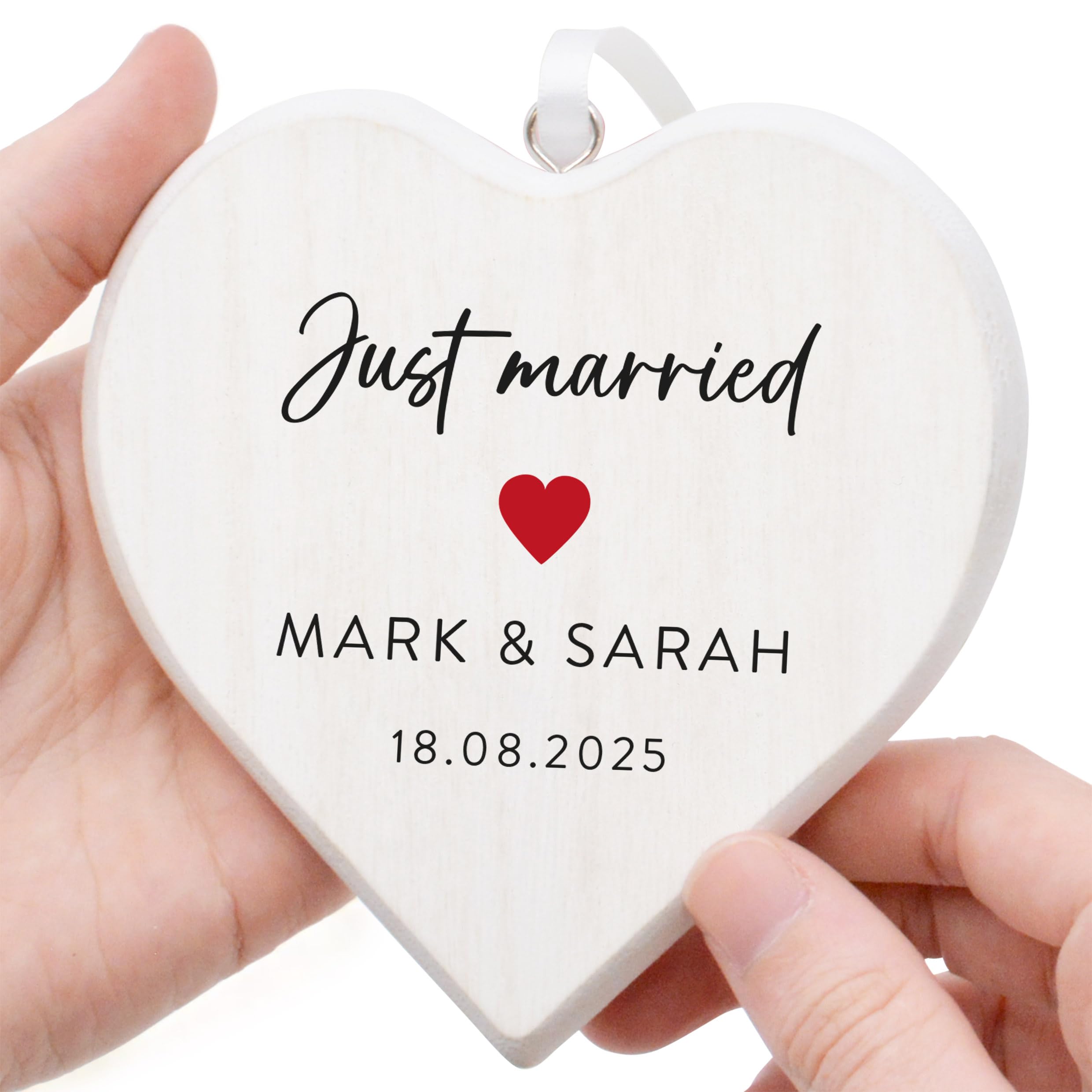 Beecreative Personalised Just Married Wedding Gifts - Rustic White Wood Heart Decoration - Custom Wedding Day Present For Bride and Groom - With Gift Bag