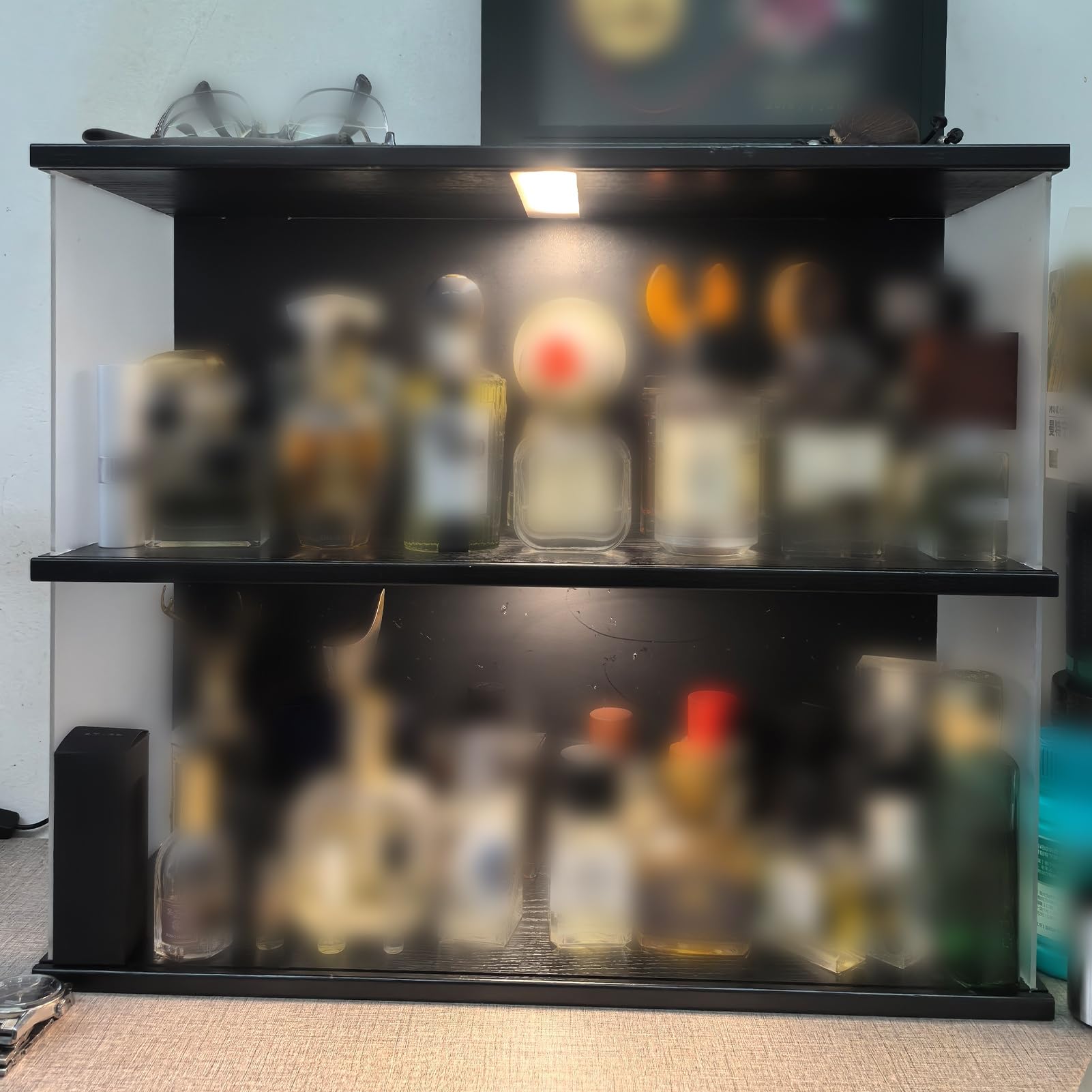 Teca Plexiglass Luce a LED, Scatola in Acrilico con Retro Nero, Vetrina | Vetrina Illuminata con Base e Coperchio in Legno, Organizer con Anta Scorrevole per Statuette con Testa Oscillante