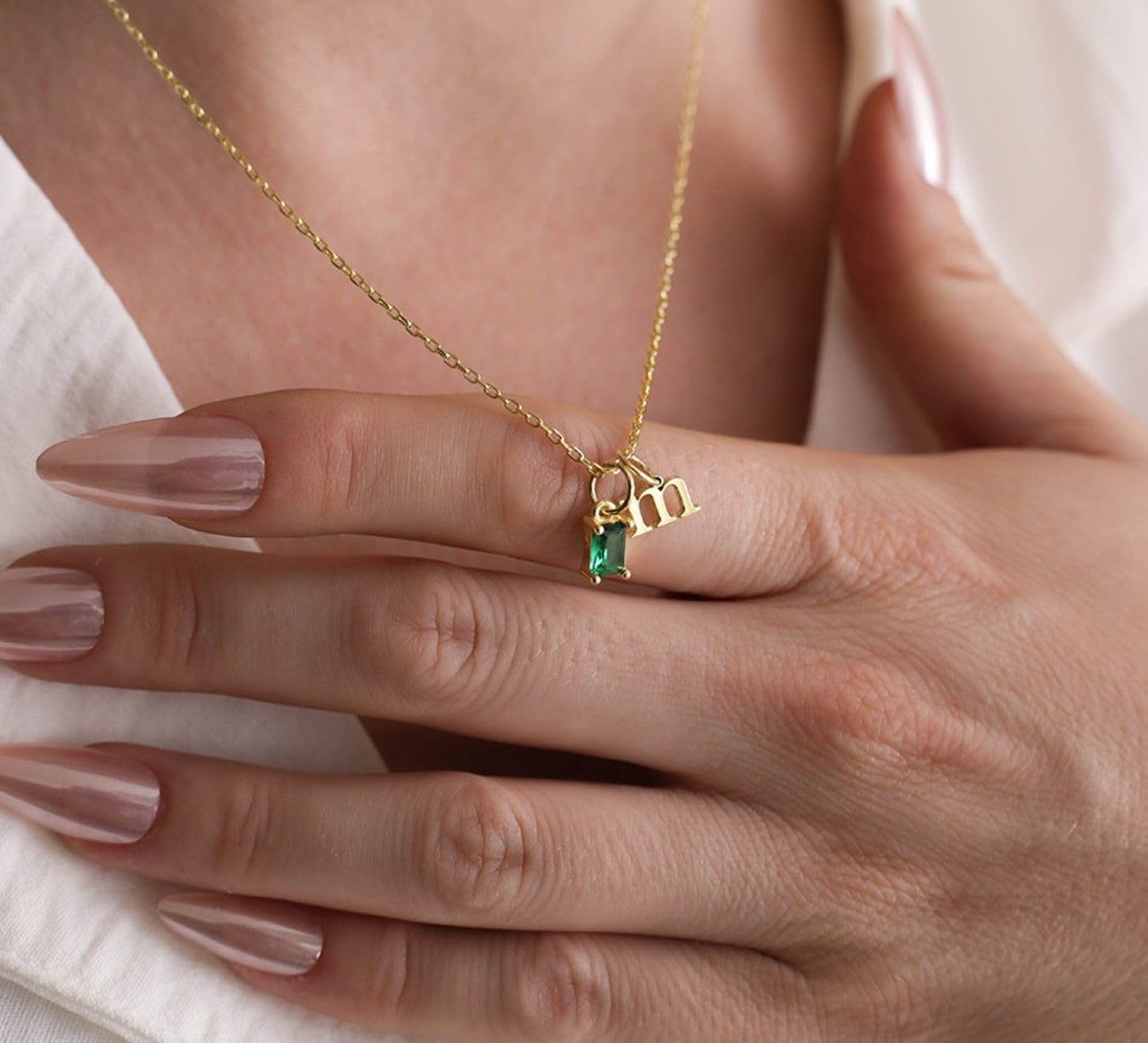 Personalizzato piccolo collana con iniziale con pietra portafortuna minimalista lettera gioiello compleanno per lei Natale per mamma