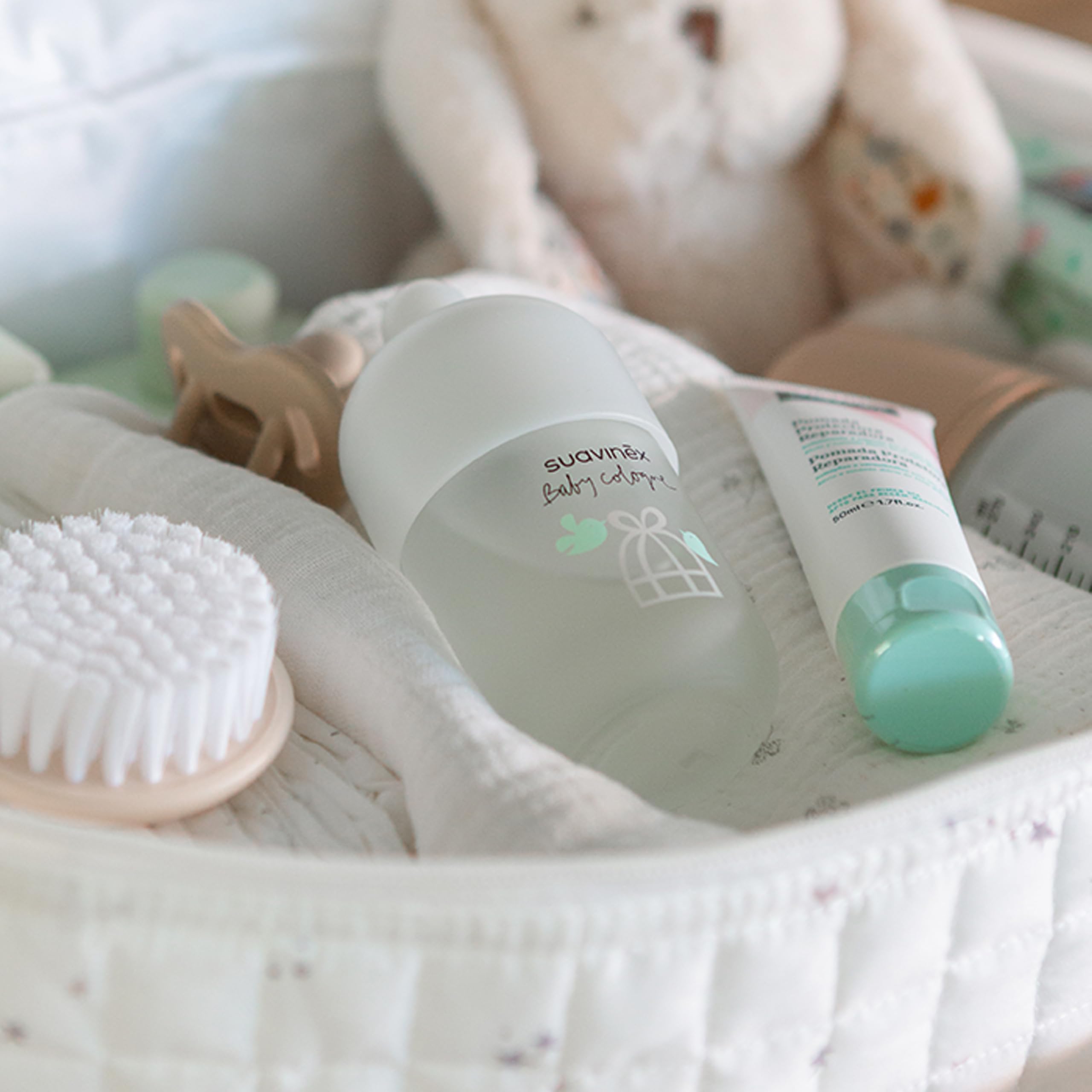 Suavinex, Canastilla Bebé Recien Nacido, Regalo Nacimiento con Maleta de Hospital con: Chupete Zero Zero 0/6 Meses + Baby Cologne 100 ml + Crema del Pañal 50 ml + Toallitas + Leche Hidratante 300 ml