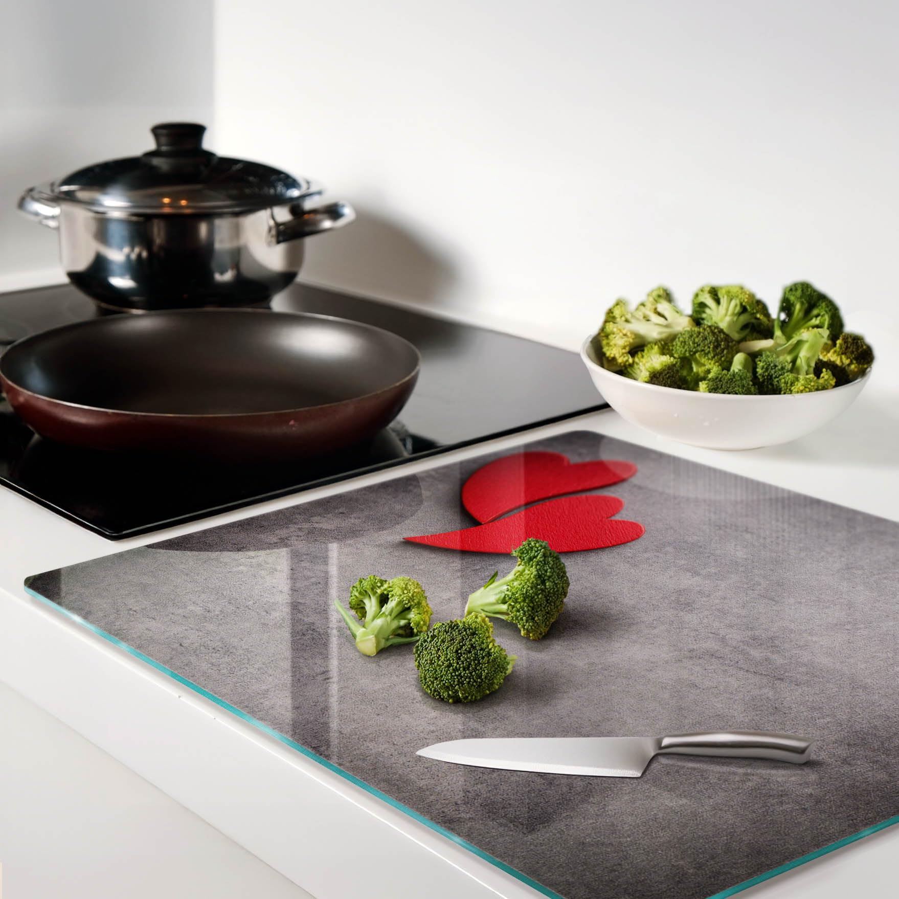 Glasschneidebrett 60x52 cm Lebensmittelecht Rutschfest Silikonfüße Antibakteriell Dekorativ Dünn Glasplatte Hitzebeständig für die Küche Gehärtetes Glas Plastikfrei - Rote Herzen