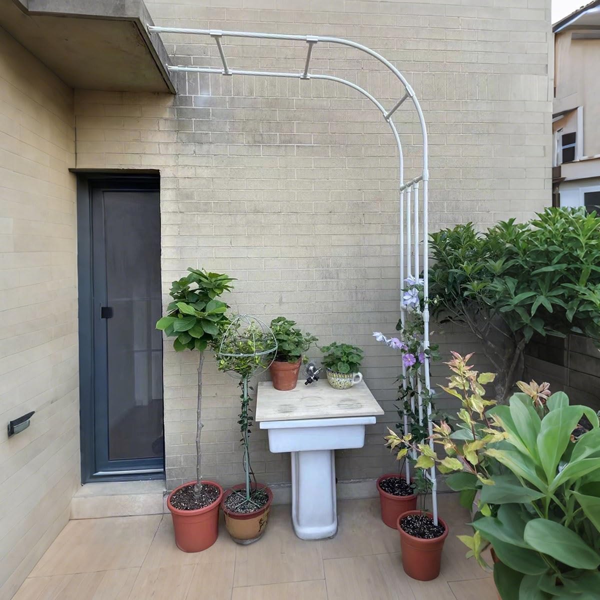 Verstellbarer Metall-Gartenbogen für Kletterpflanzen, 90-300 cm Rankhilfe für den Außenbereich, weißes Finish, ideal für Hochzeiten und Hinterhof-Dekor, elegante Rosenstütze