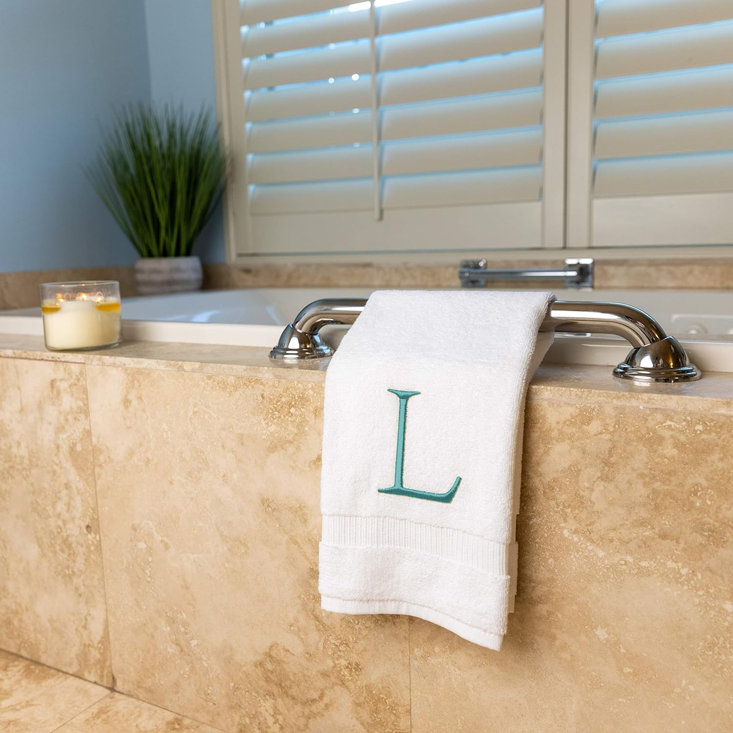 Toalla de mano de baño verde azulado y blanco, con monograma, toalla bordada decorativa de calidad de hotel para tocador, spa, certificado GOTS orgánico, juego de 2 letras L