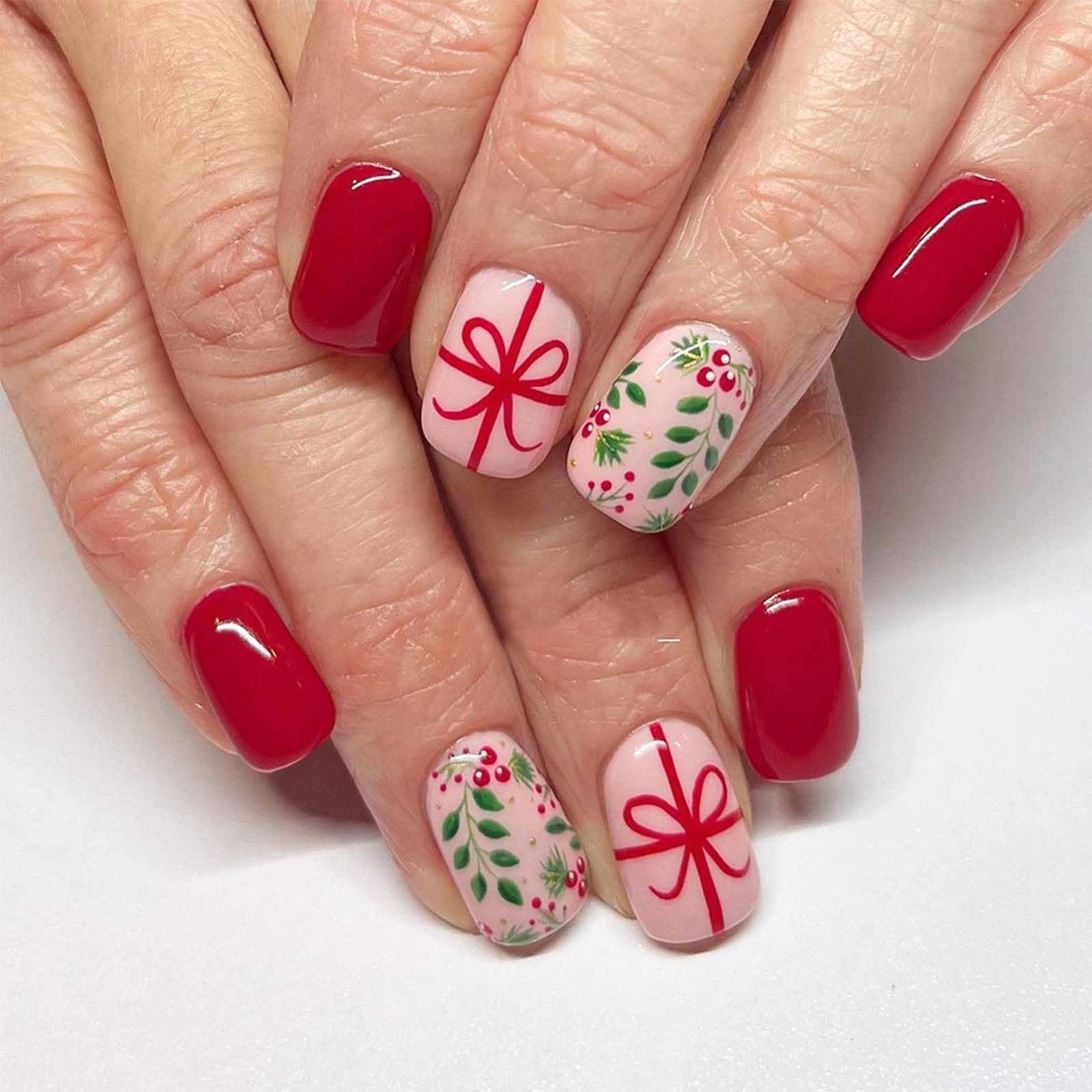 Christmas Short Square Press on Nails with Leaf Present Bow Design Red False Nails Acrylic Artificial Full Cover Stick on Nails for Women Manicure Decoration 24 Pieces