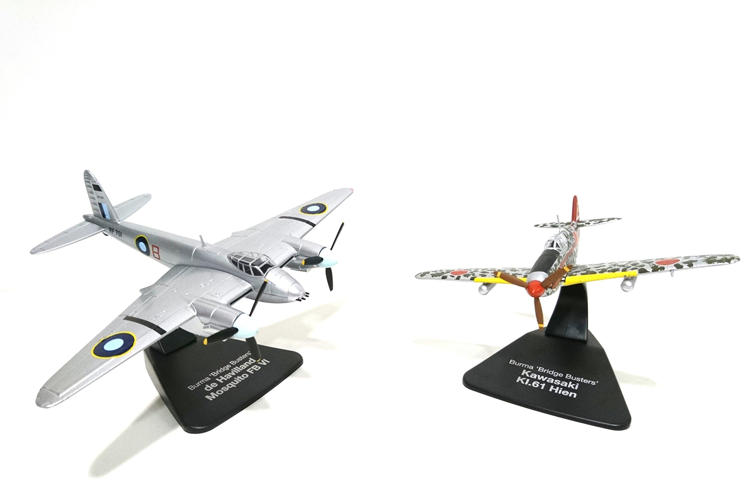 Set of 2 World War II Fighter Planes 1:72 De HAVILLAND MOSQUITO FBVI against KAWASAKI KI,61 HIEN (ref D08)