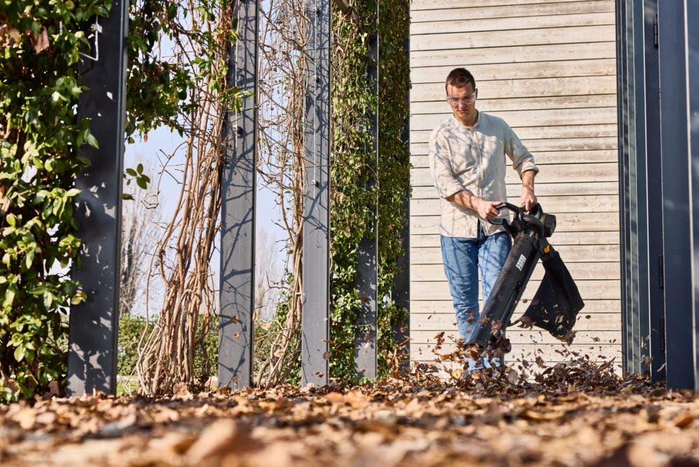 Alpina AVS 20 Li Kit Aspiratore-Trituratore A Batteria, 600 W, 2 Batt. 20V 4Ah + Caric. – Sacco 45 L, Design Leggero Ed Ergonomico – Per Giardino E Pacciamatura