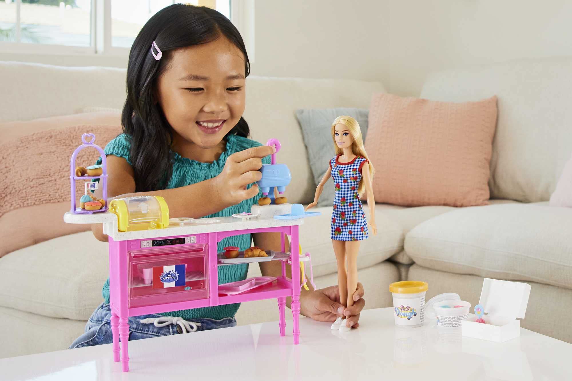 Barbie - Siamo in Due Playset Caffetteria con bambola "Malibu" e 18 accessori a tema pasticceria, tra cui pasta da modellare e stampi, Giocattolo per Bambini 5+ Anni, HJY19