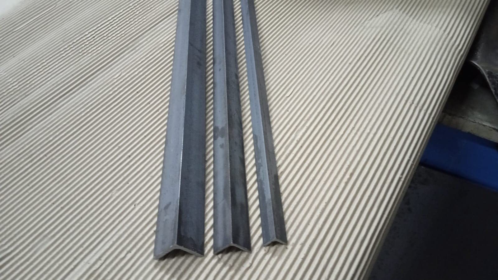 Barra Angolare in Ferro S235JR 30x30x3x1000 mm