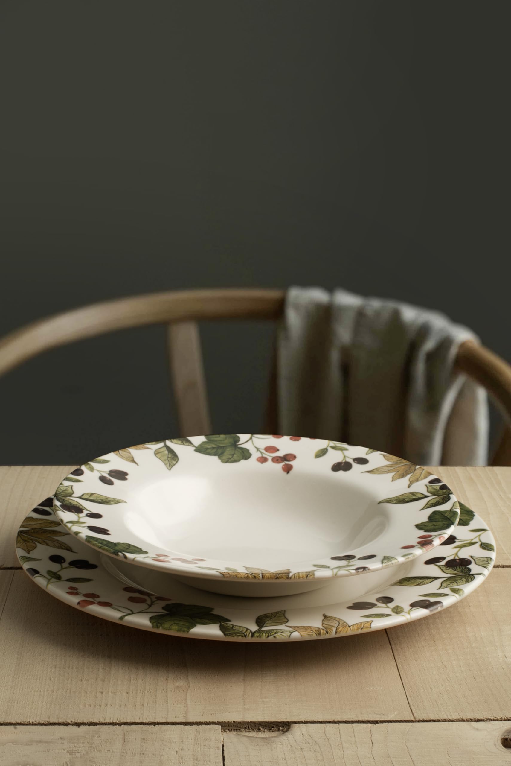 James Sadler & Sons – Servizio Tavola 18 Pezzi “Fruit of Forest” in Earthenware Decorato – Lavabile in Lavastoviglie e adatto al Microonde