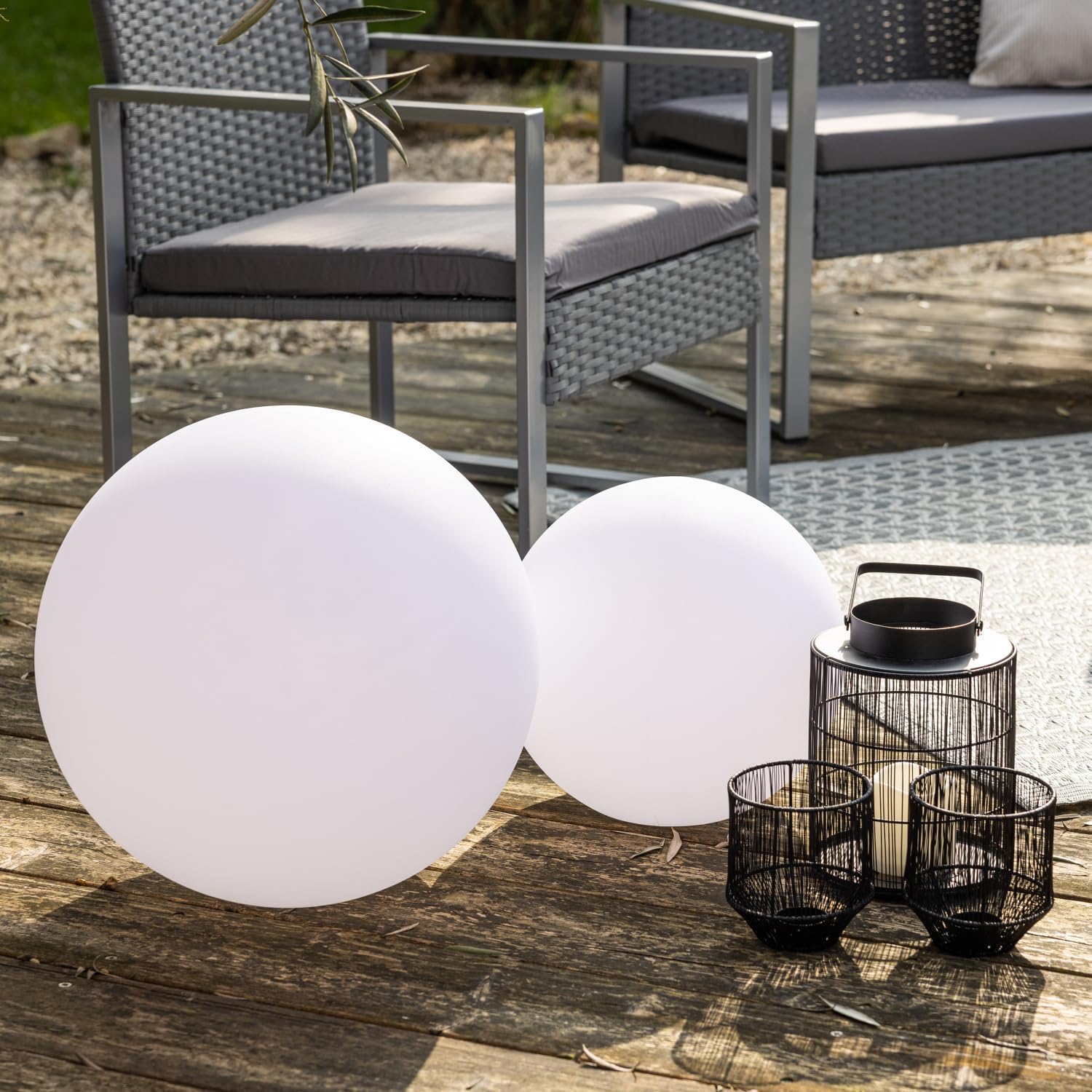 Boule lumineuse LED Ø30cm multicolore ADHARA - Éclairage polyvalent intérieur/extérieur, autonomie 8-12h, télécommande, 16 teintes, animations variées