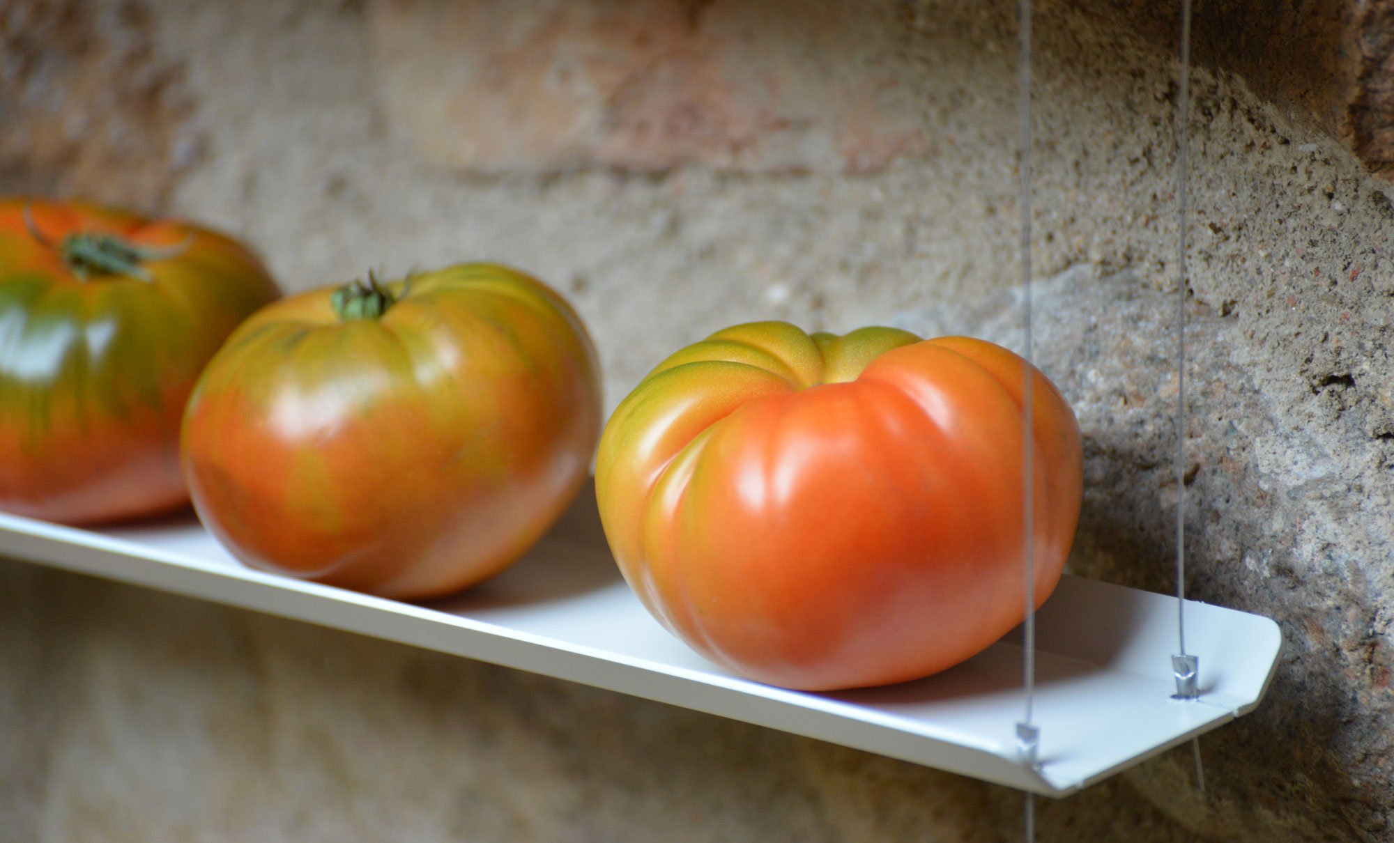 un bol de fruits sur le mur