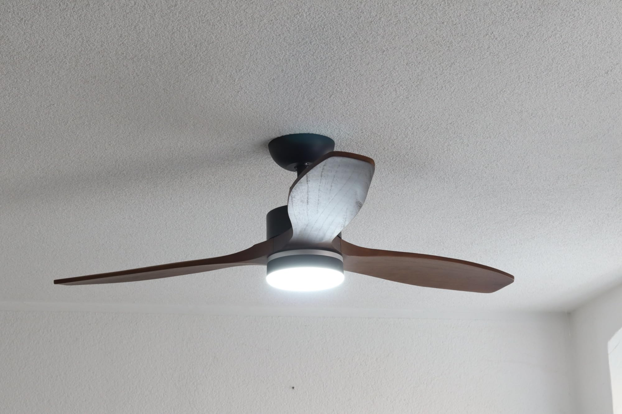 Pepeo Ventilateur de plafond à basse consommation Notos 132 cm avec éclairage LED et télécommande