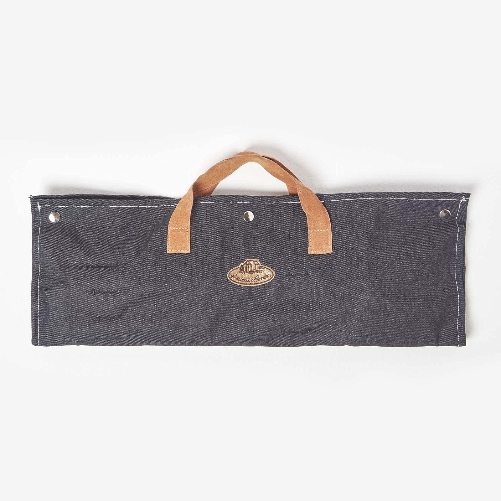 Homescapes, kit di attrezzi per barbecue, in borsa in denim, pinze per griglia, forchetta, apribottiglie, spazzola per barbecue e spatola, set con custodia per giardino, campeggio e barbecue