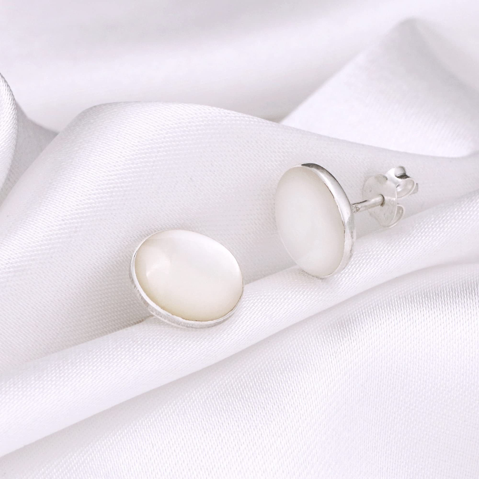 MadamLili | Perlmutt Ohrstecker aus 925 Sterling Silber | Runde Muschel Ohrringe | Muschelschmuck Damen | Geschenk für Frauen | Boho Schmuck | Nickelfrei & Allergikerfreundlich