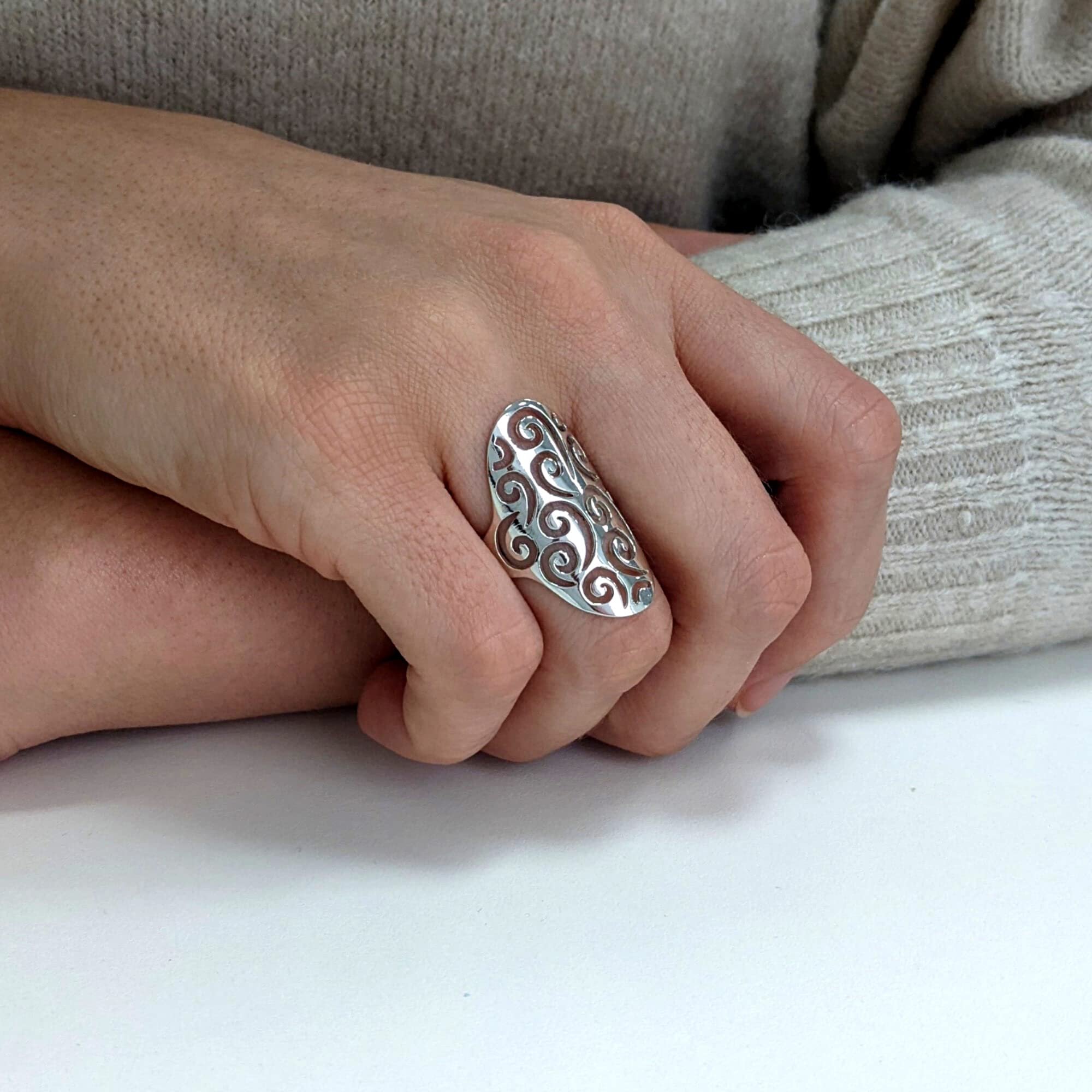 Silverly Anillo de Plata de Ley con Diseño de Armadura y Filigrana en Espiral Recortada | Anillo de Escudo Ovalado en Plata 925 con Espiral Calada | Anillos Abstractos de Dedo Completo para Mujer
