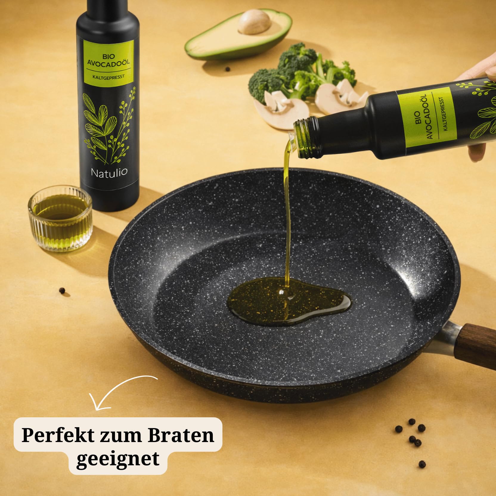 Natulio BIO Avocadoöl kaltgepresst 500ml doppelte Menge - zur Ernährung sowie zur Hautpflege geeignet - reich an Vitamin E und ungesättigten Fettsäuren - zertifiziert nach DE-ÖKO-006