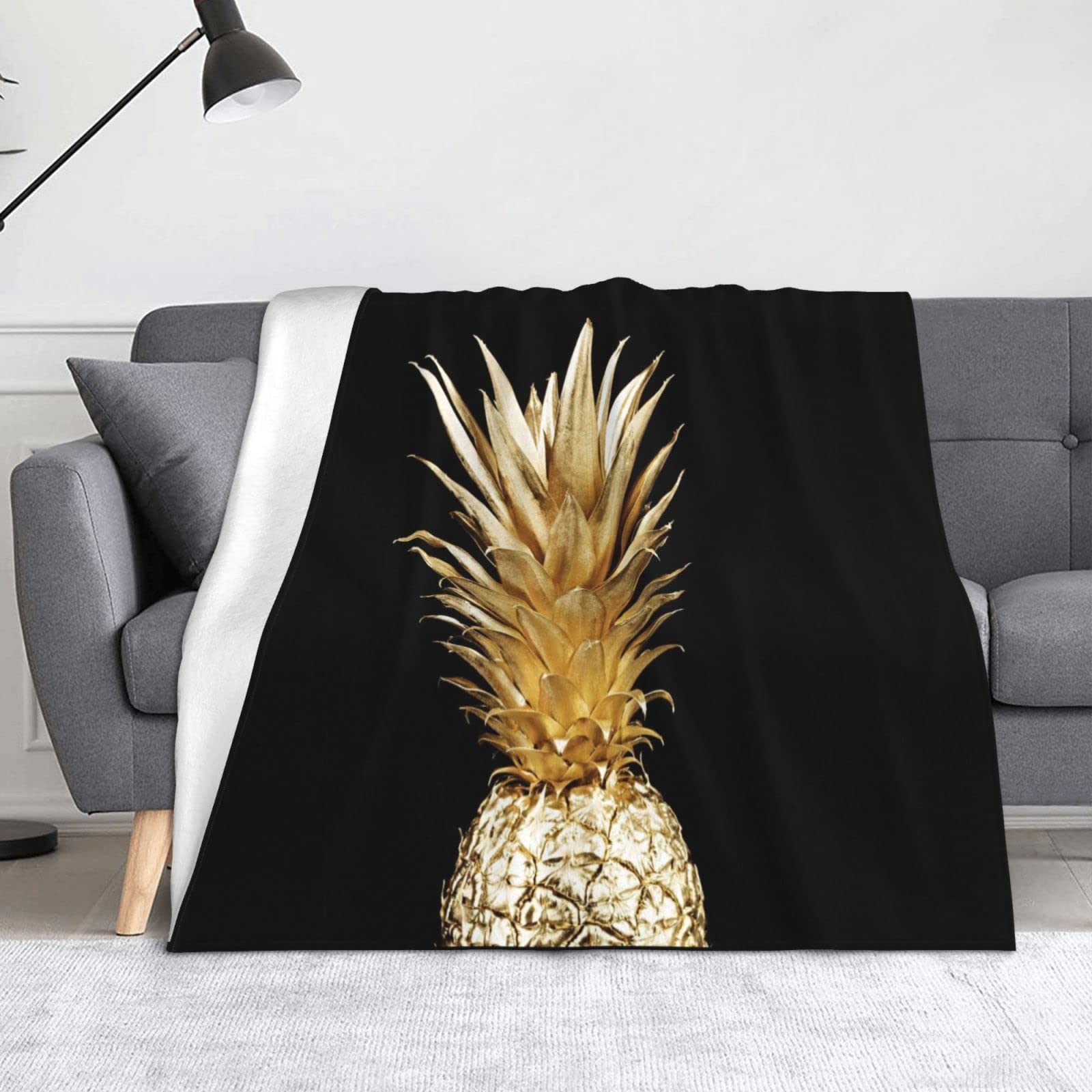 Couverture en microfibre douce contre les nuits fraîches sur le lit
