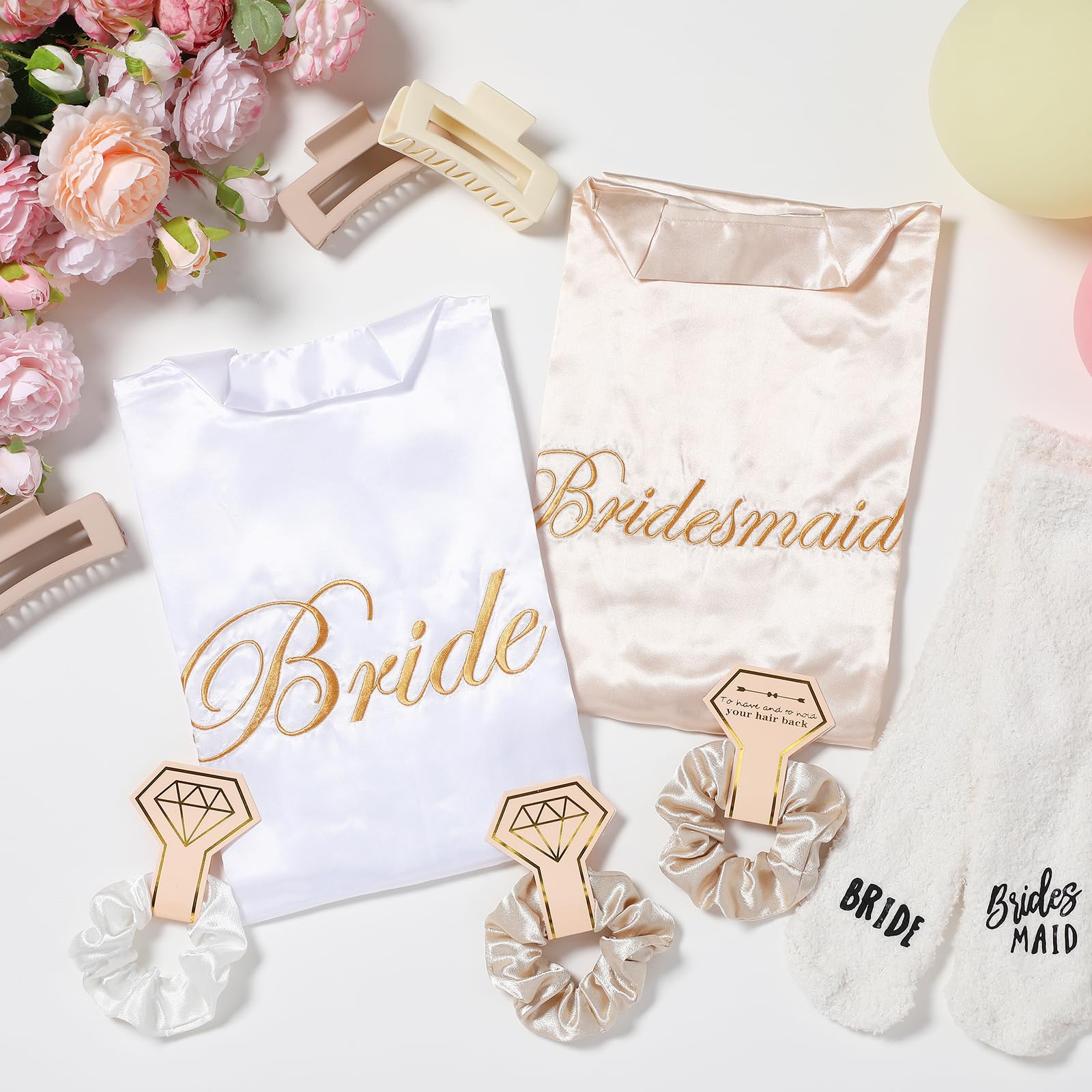 Bonuci Juego de 24 piezas de regalo para despedida de soltera, incluye batas de novia, damas de honor, pinzas para el pelo, calcetines esponjosos para bodas y fiestas