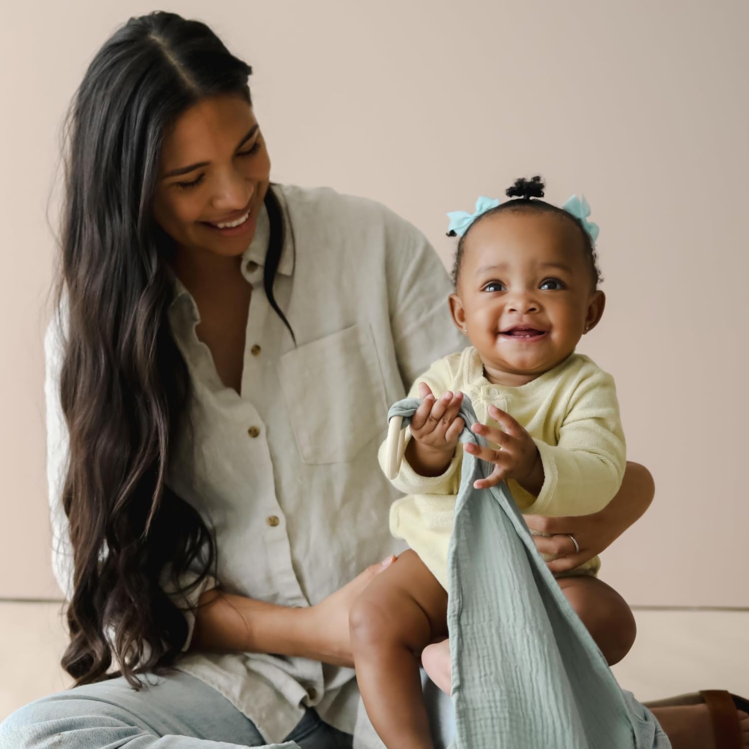 snuggle me® Nursing Cover - 100% Organic Cotton Muslin Nursing Cover Up for Breastfeeding with a BPA-free Silicone Teether Ring, Ultra-soft & Lightweight (33.5″ × 39.4″)