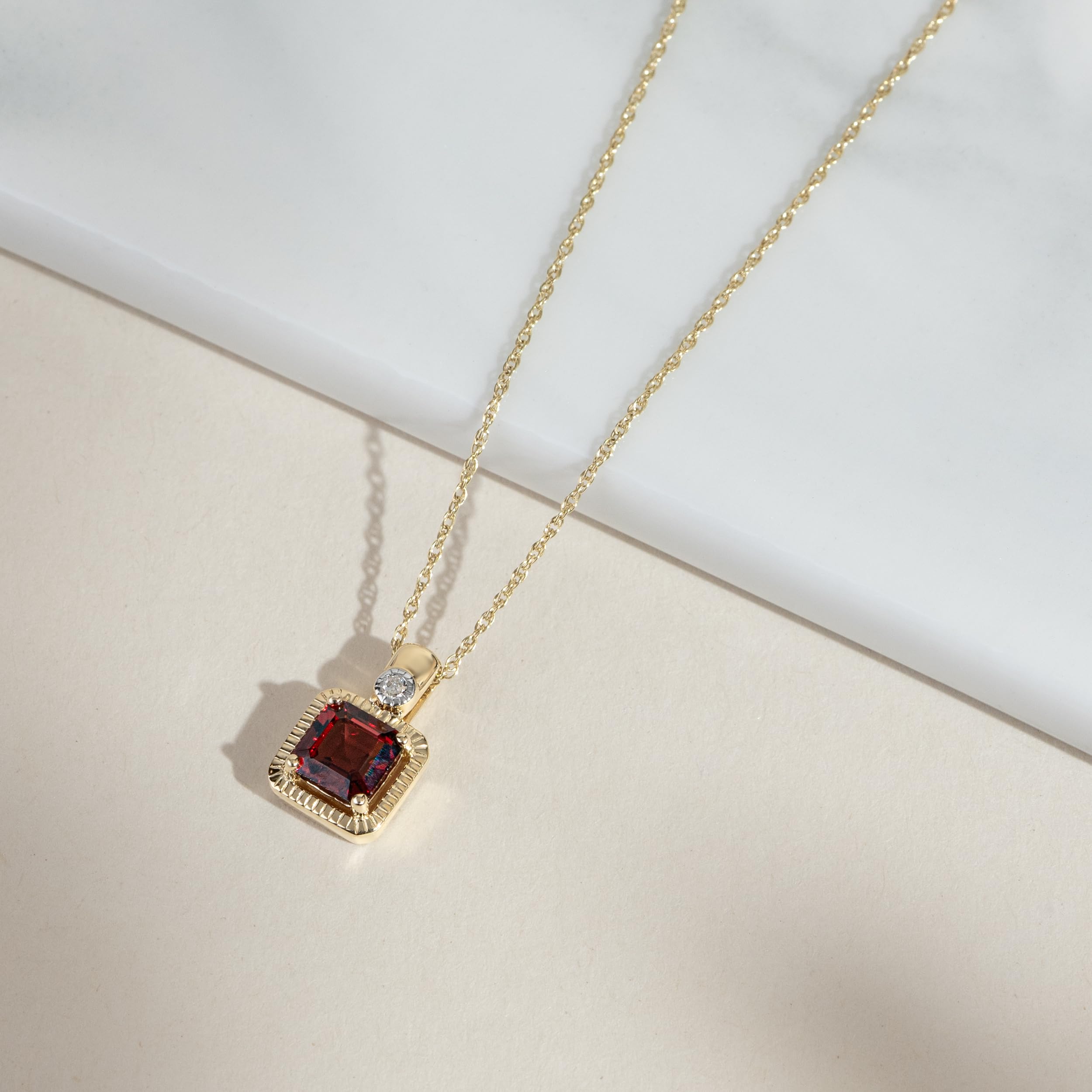 Pendente in oro giallo 9 kt con granato taglio quadrato da 5 mm e diamante, su catenina da 46 cm, Oro Giallo