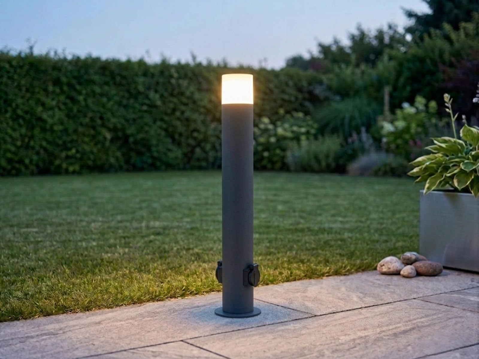 Borne lumineuse d'extérieur moderne à LED avec 2 prises, IP44, éclairage extérieur polyvalent pour la maison et la terrasse, hauteur : 80 cm, anthracite