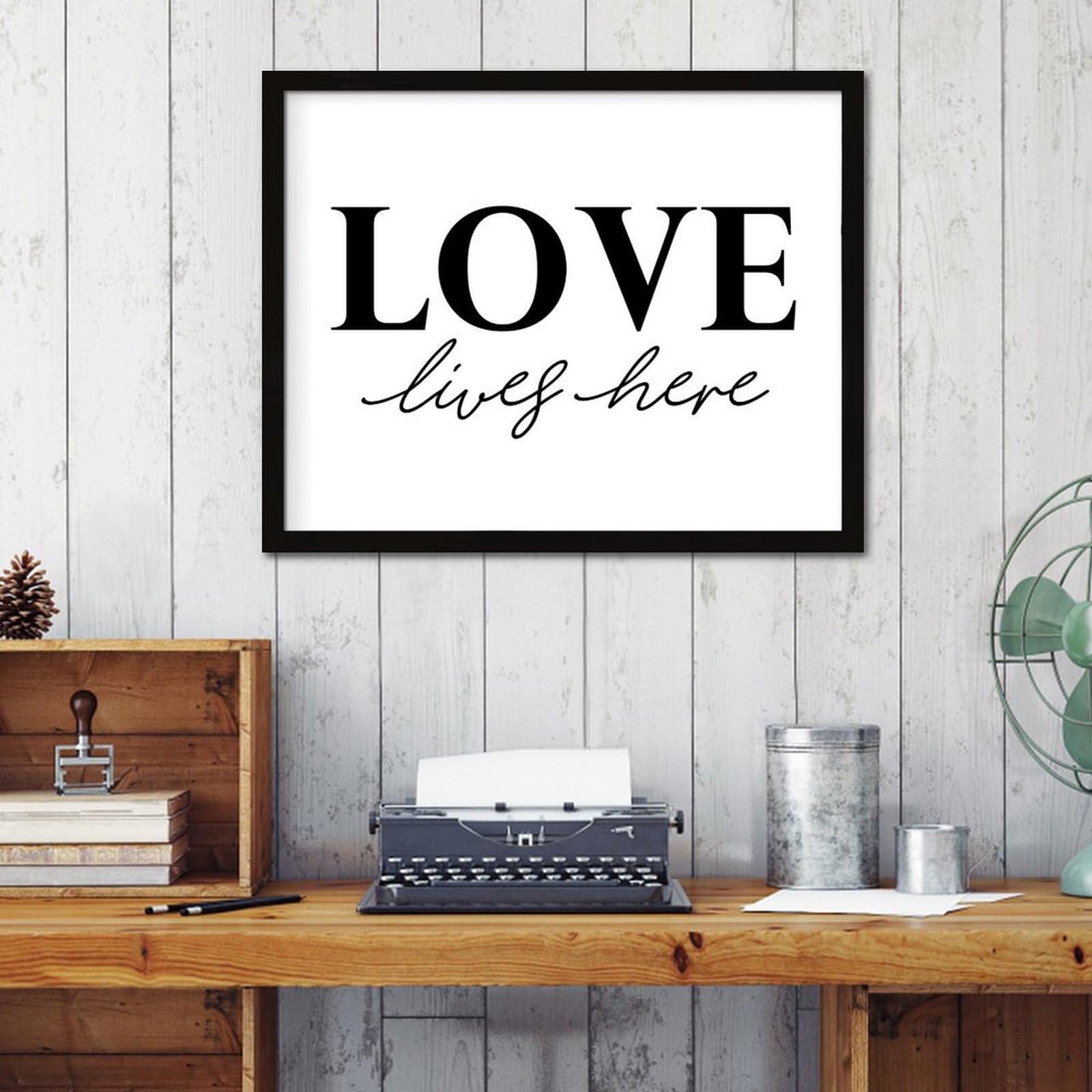 Decorazione da parete in legno da appendere con scritta in lingua inglese "Love Lives Here" (lingua italiana non garantita), cartello da parete in legno, 40,6 x 50,8 cm, scrittura, biblica, cartello