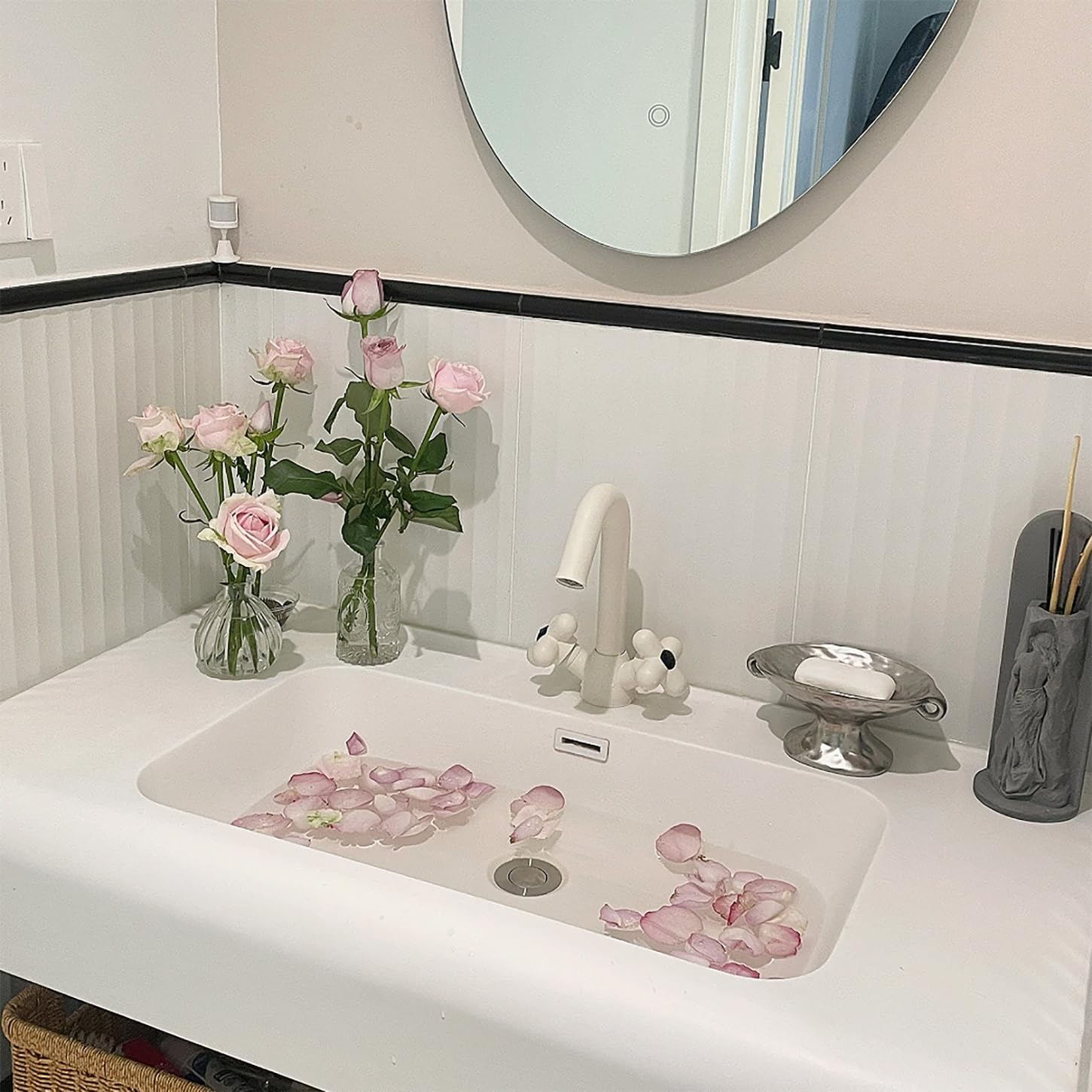 Single Hole Bathroom Sink Faucet White, Flower Shaped Modern Two Handles Mixer Tap, 2-Modes Water,Countertop Mount Vanity Faucet, Easy to Install for Washbasin