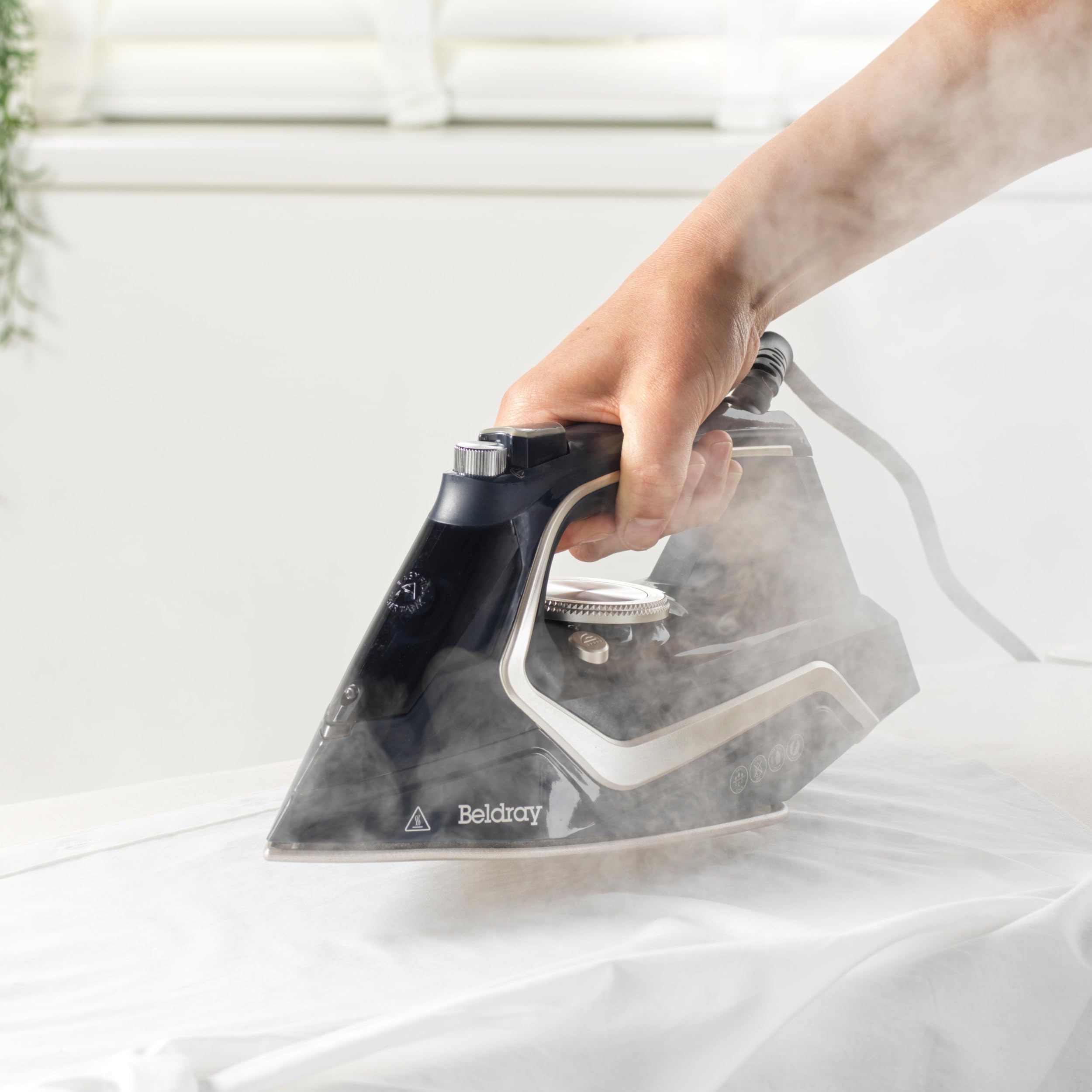 Beldray Ultra Sleek Ferro da stiro a vapore 2600 W, colpo vapore 140 g/min | Piastra in ceramica antiaderente, serbatoio da 280 ml, temperatura regolabile, funzione autopulente, cavo da 2,5 m
