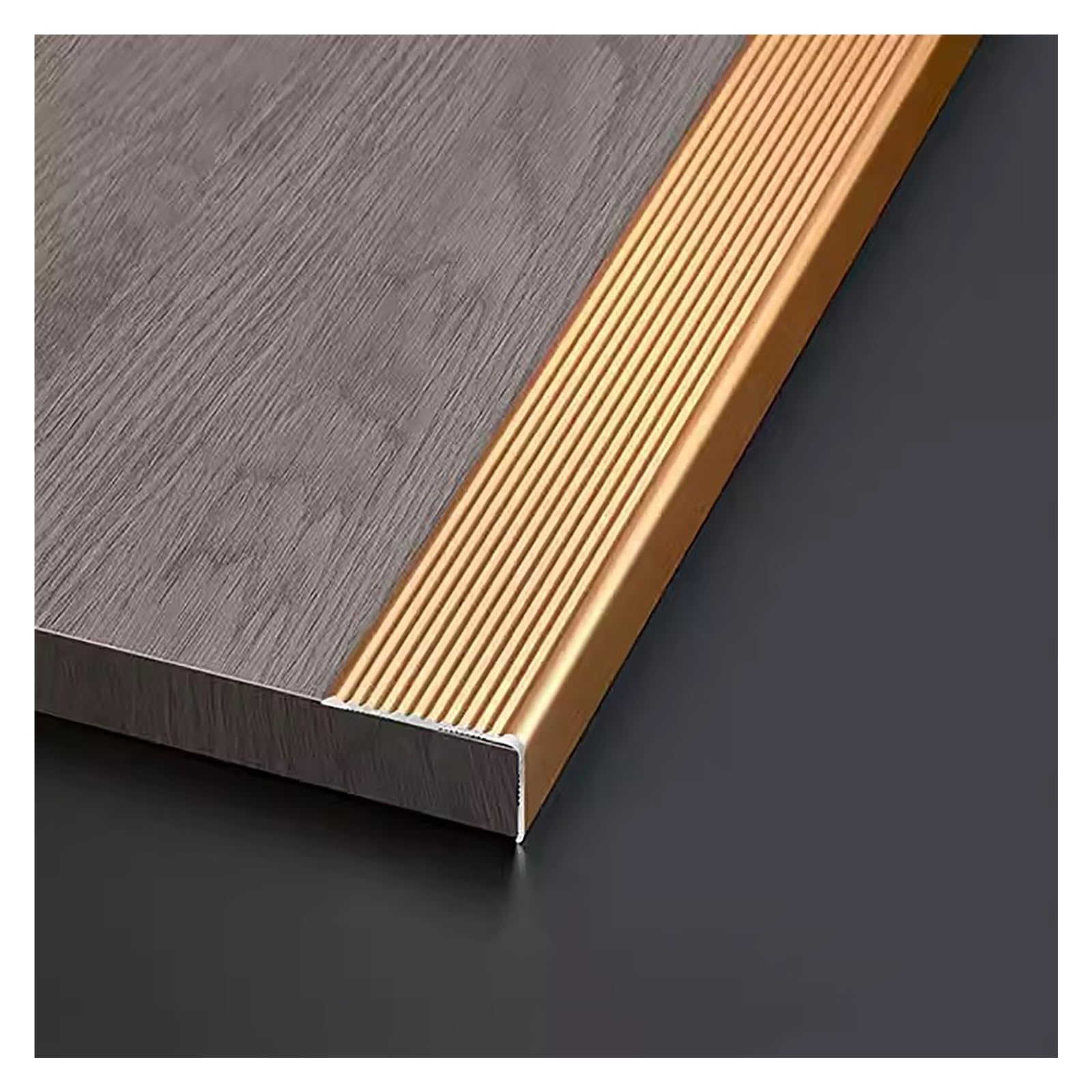 Profilé de transition doré pour marches d'escalier afin d'éviter les glissades