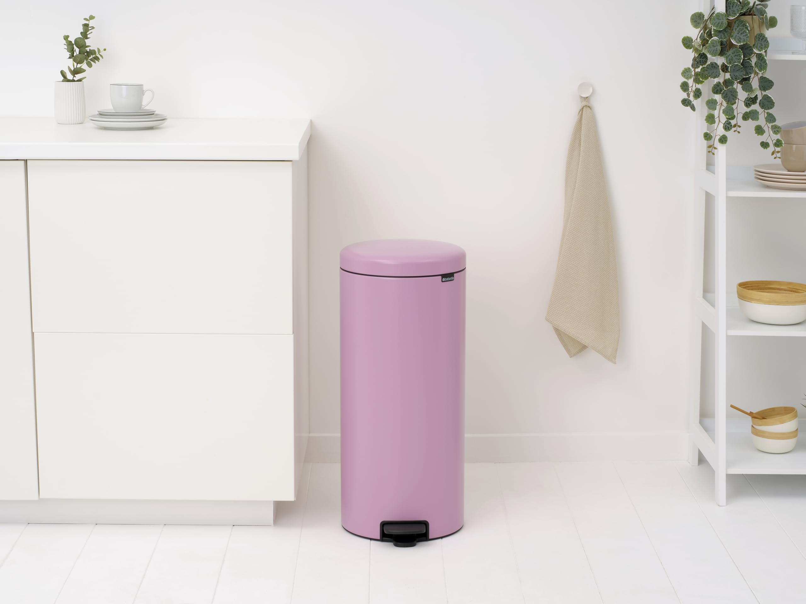Brabantia NewIcon 30L cubo de basura cocina (Lilac Pink), papelera cocina con cierre suave e interior extraíble, cubo basura pedal grande con base antideslizante y bolsas PerfectFit, 29x38x68 cm