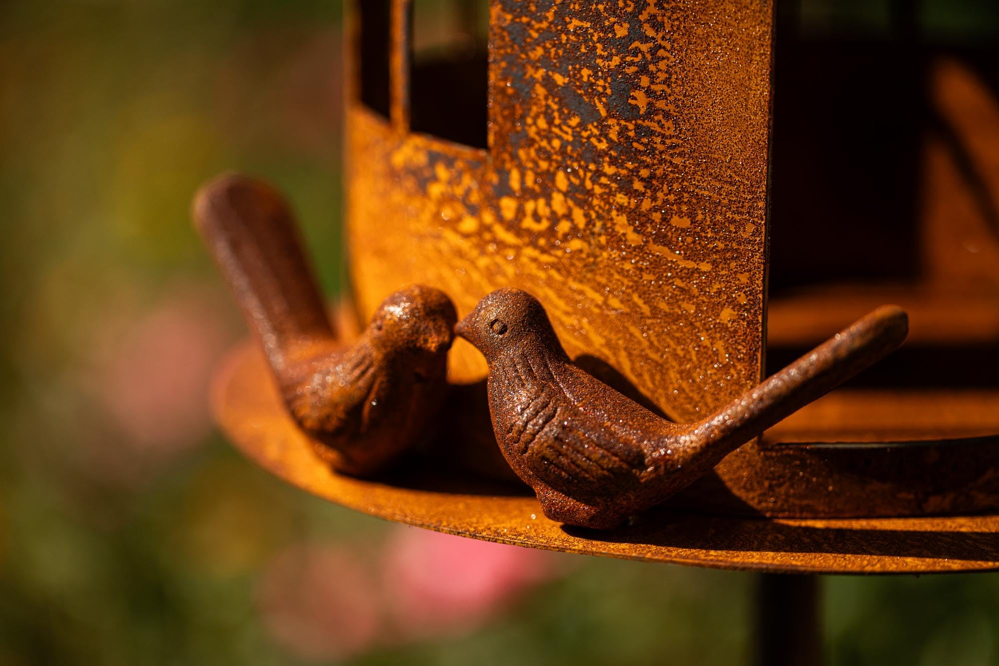 Bornhöft Edelrost Garten Deko Vogelhaus Gartendekoration Naturrost rostige Dekoration Gartenstecker Beetstecker Topfstecker Kerzenhalter Vogelfutterhaus Futterhaus mit Vögeln für Außenberreich