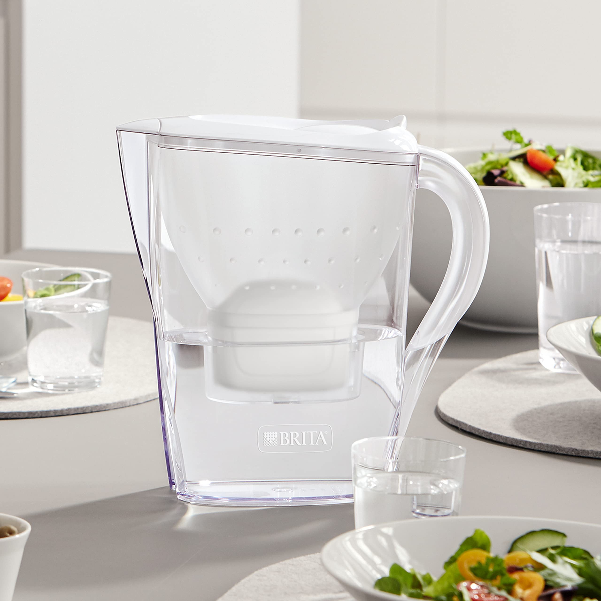 BRITA Jarra con Filtro de Agua Marella Blanca (2,4 l) Incl. 12x Cartucho MAXTRA PRO All-in-1 - jarra adaptable al frigorífico con LTI digital y tapa abatible que reduce cloro, cal e impurezas.