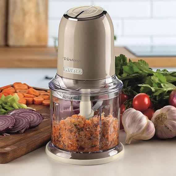 Ariete Vintage Doğrayıcı Bej 0438/03-2 Hız Kademeli, 2 Buton ve 4 Paslanmaz Çelik Bıçak, Sebze Doğrayıcı, Buz Kırıcı Özellikli, 600 ml Ölçekli Kupa ile Kullanım Kolaylığı