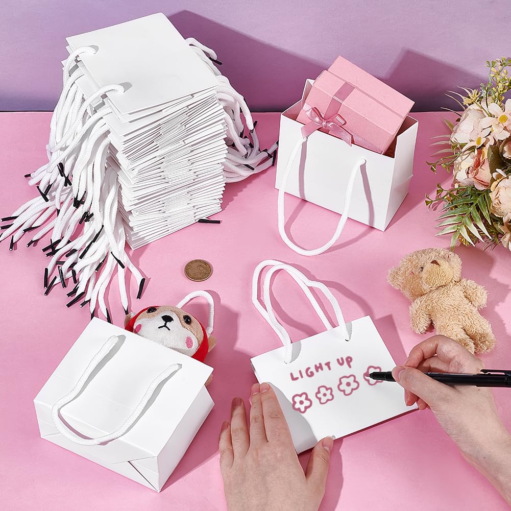 INTERWARM 120 Stück Weiße Mini Geschenktüten 10.1x12x6cm Kleine Papiergeschenktüten Großpackung Papierhandtaschen Mit Polyestergriffen Für Hochzeitsgeschenke Geburtstagsfeiern Kleinunternehmen