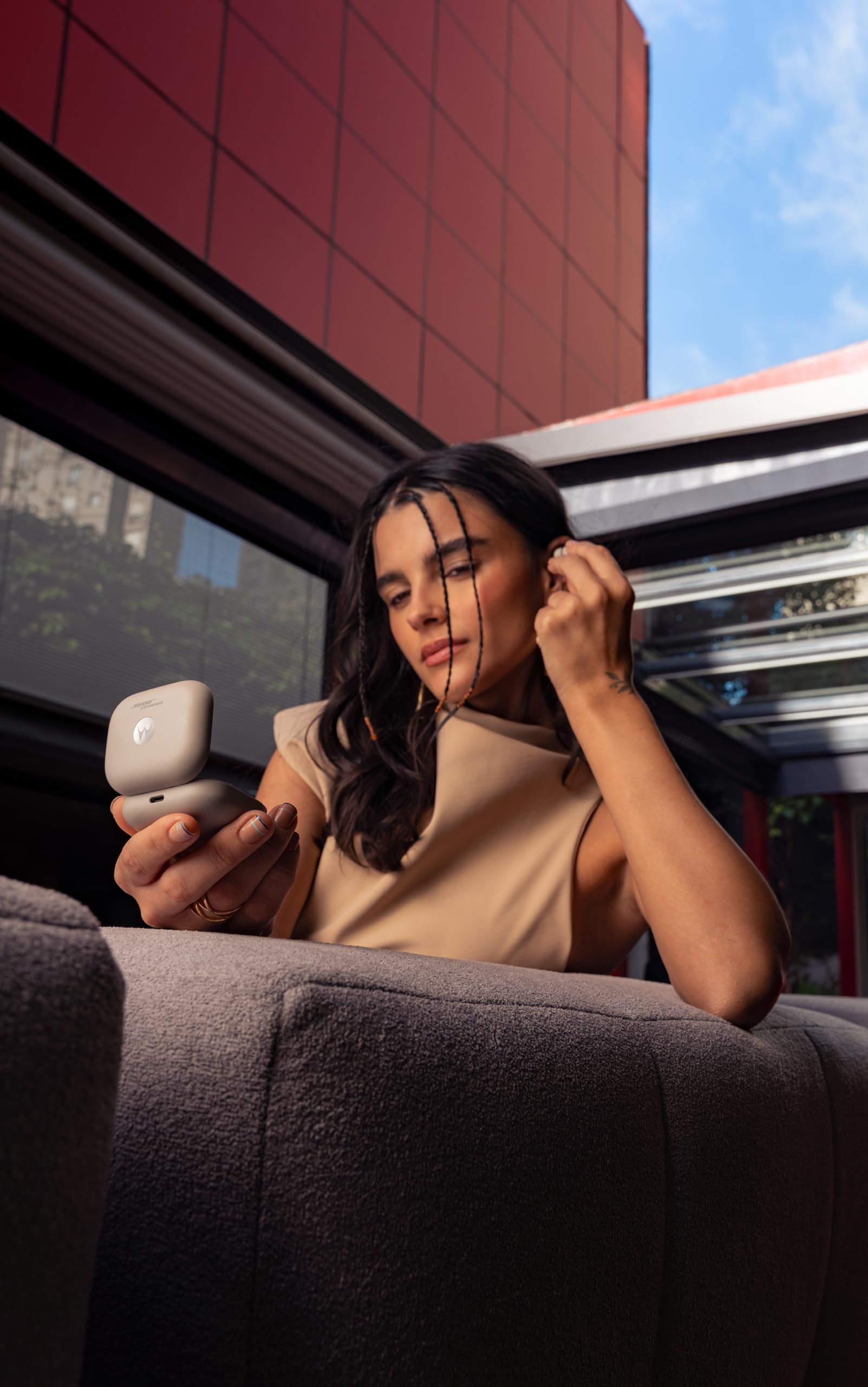 Motorola Moto Buds Plus, bezprzewodowe słuchawki, aktywna redukcja szumów, bezprzewodowe słuchawki Sound by Bose, przestrzenny dźwięk Dolby Atmos z, słuchawki Bluetooth autonomia do 38 godzin, beżowy