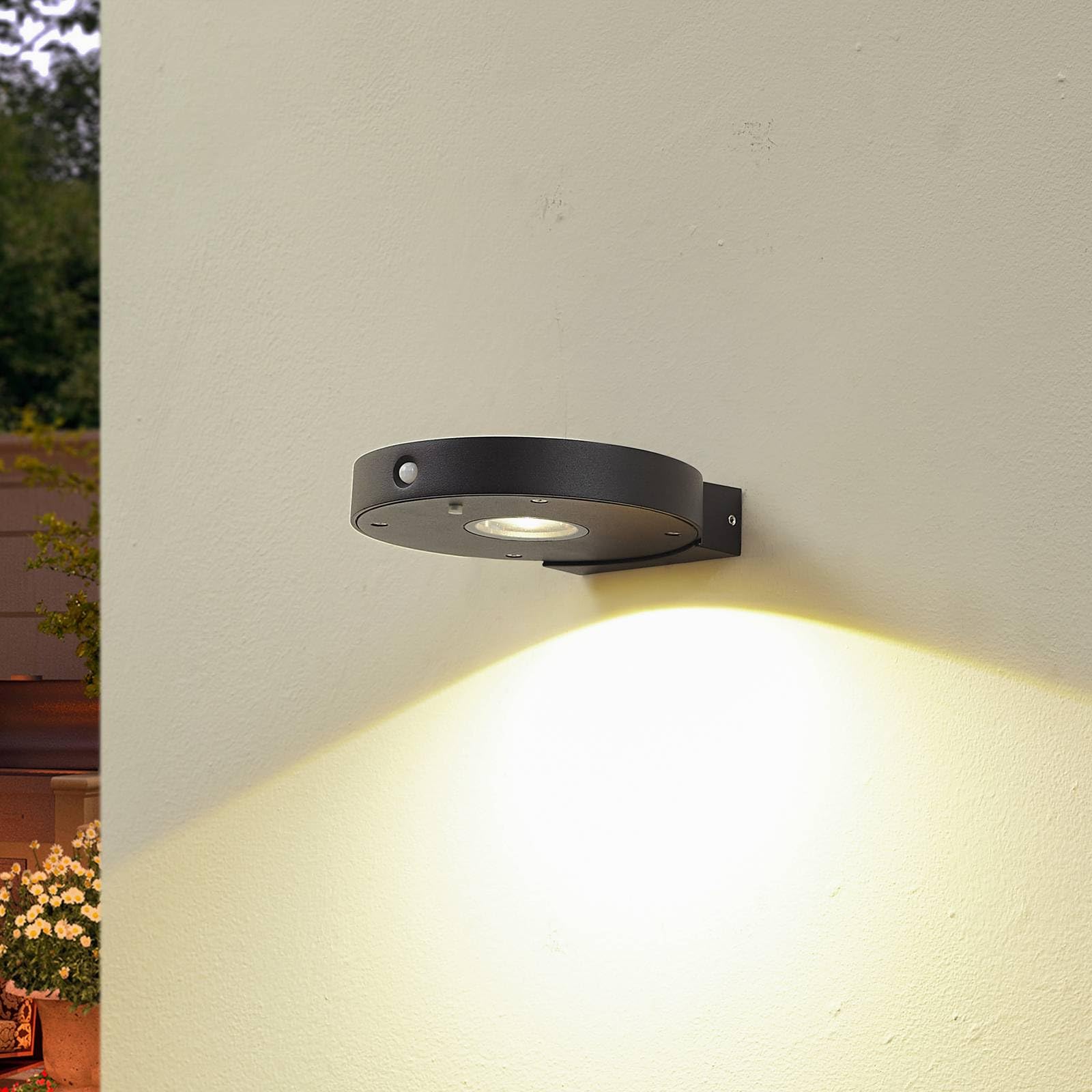 Lucande Tavon lampa solarna LED, zewnętrzna, ściemniana z czujnikiem ruchu (ochrona przed pryskającą wodą (nowoczesna) w kolorze czarnym z aluminium (1 żarówka) – solarna lampa ścienna do użytku na